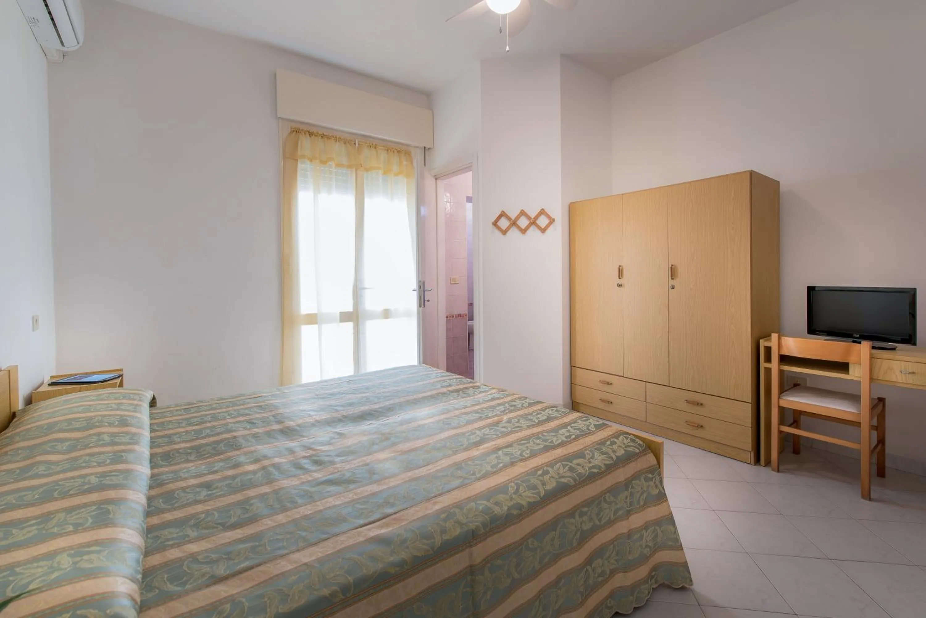 Bedroom, TV/Entertainment Center in Hotel Vallechiara