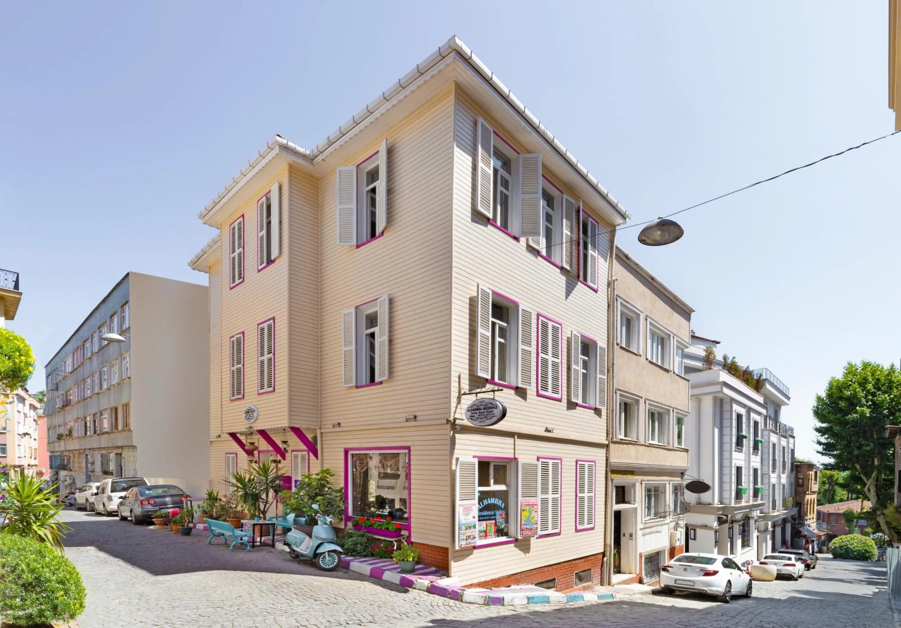 Property building in Alhambra Apart Hotel