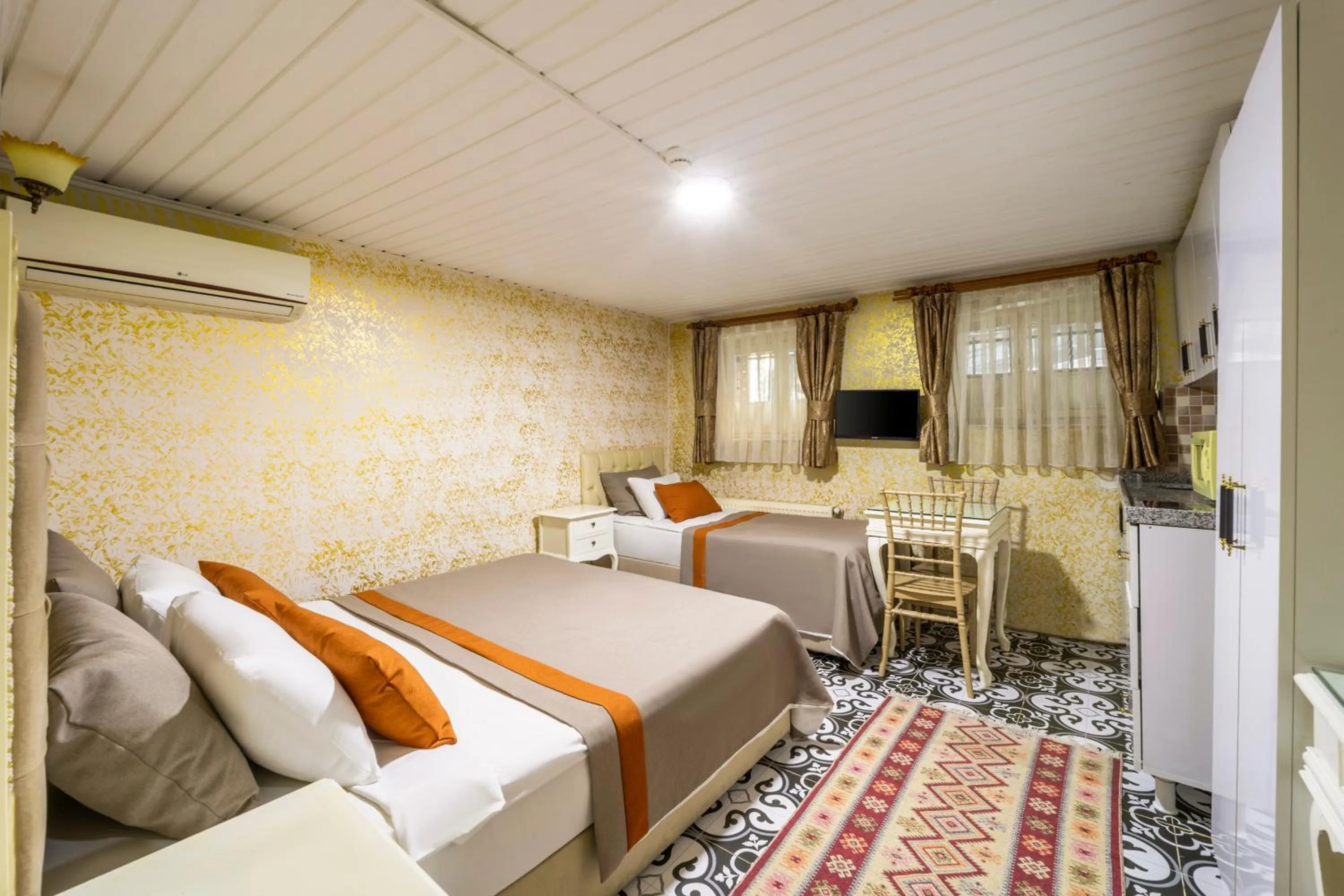 Photo of the whole room, Bed in Alhambra Apart Hotel