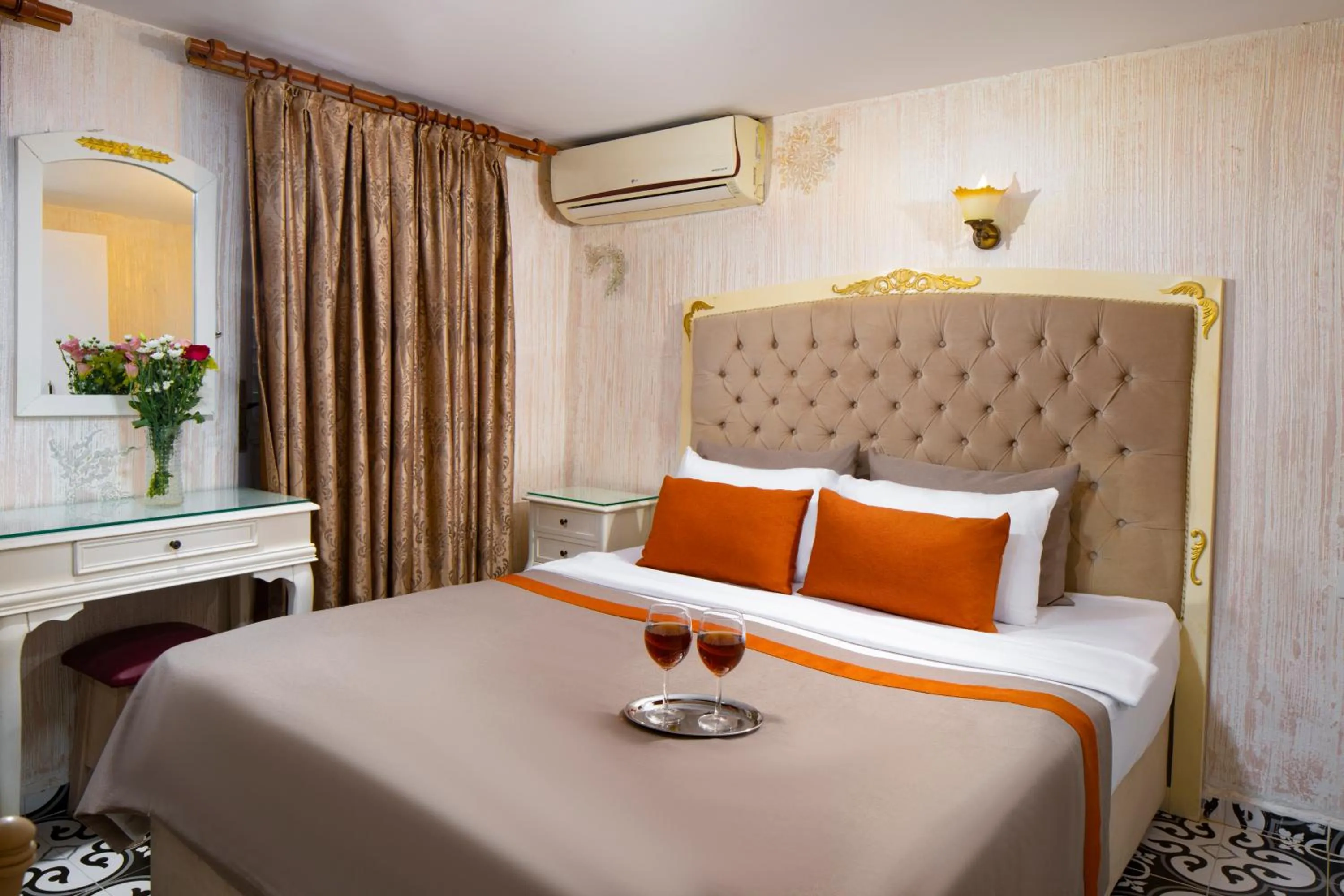 Bed in Alhambra Apart Hotel