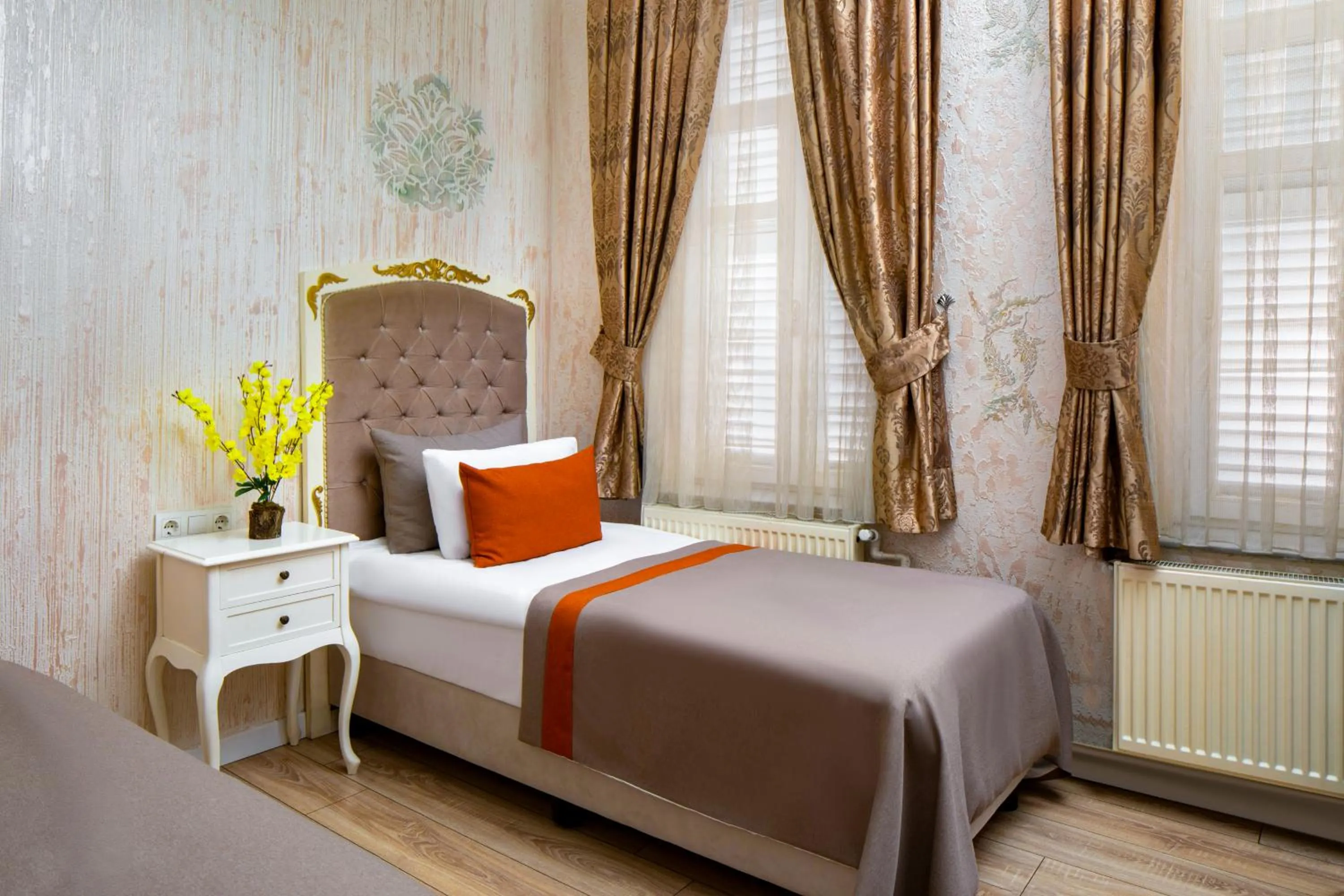 Bed in Alhambra Apart Hotel