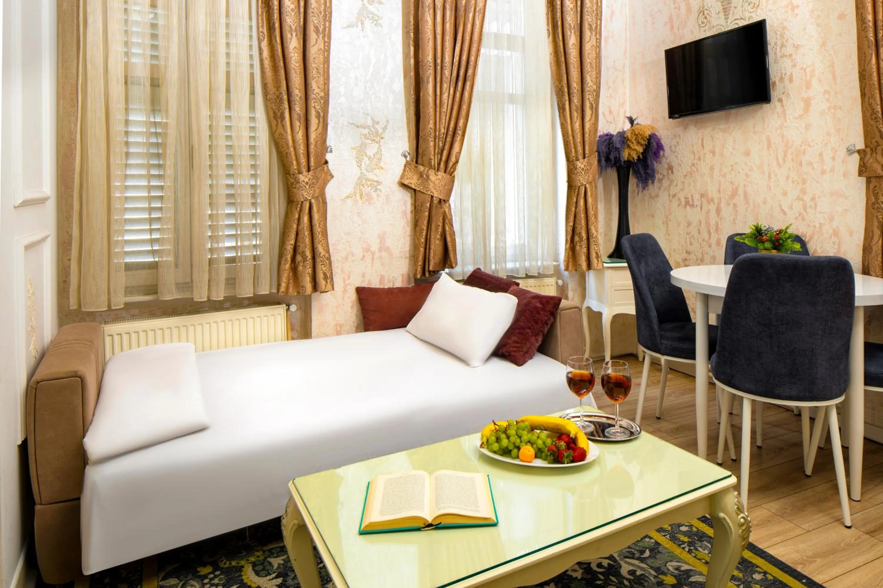 Living room, Bed in Alhambra Apart Hotel