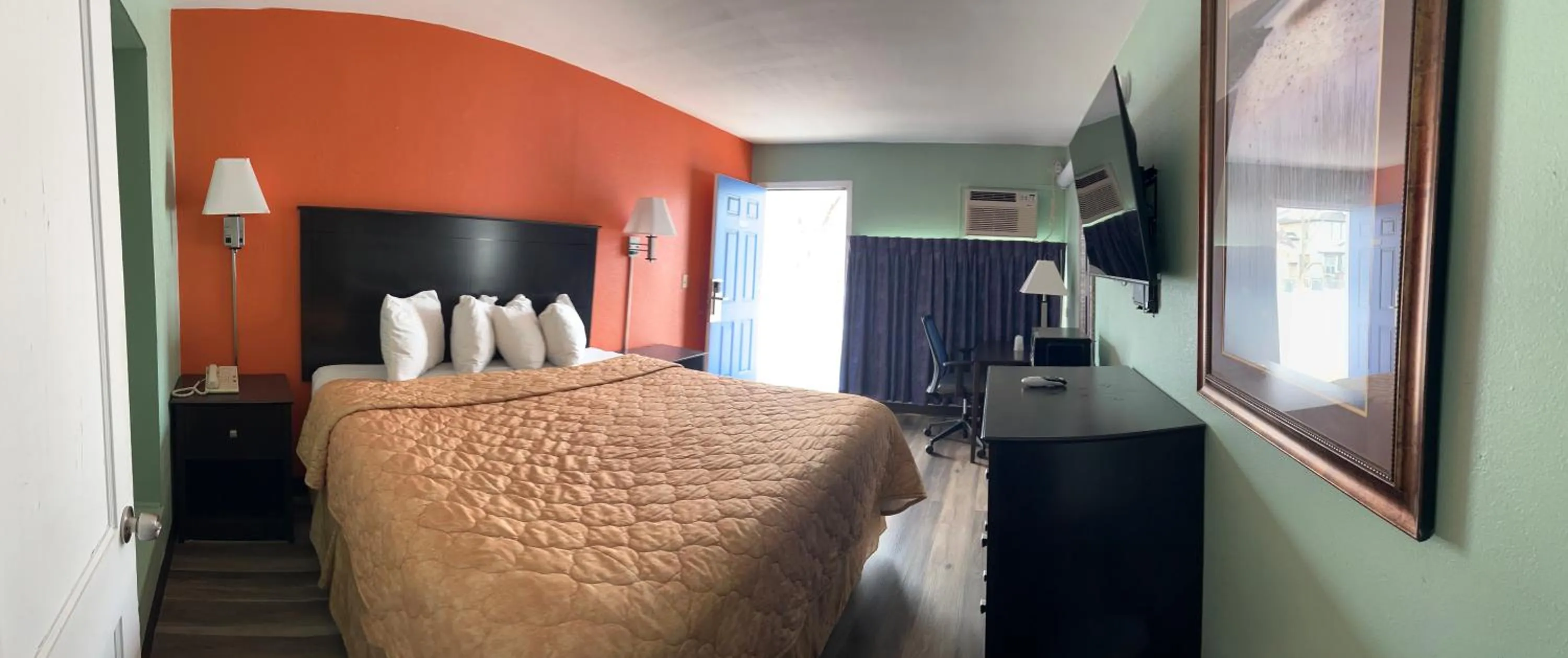 Bed in Town & Country Motel