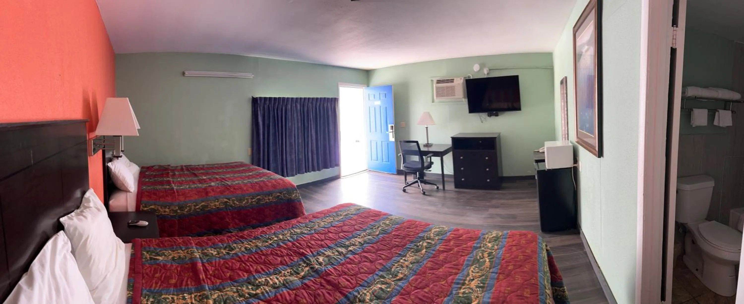 Bed in Town & Country Motel