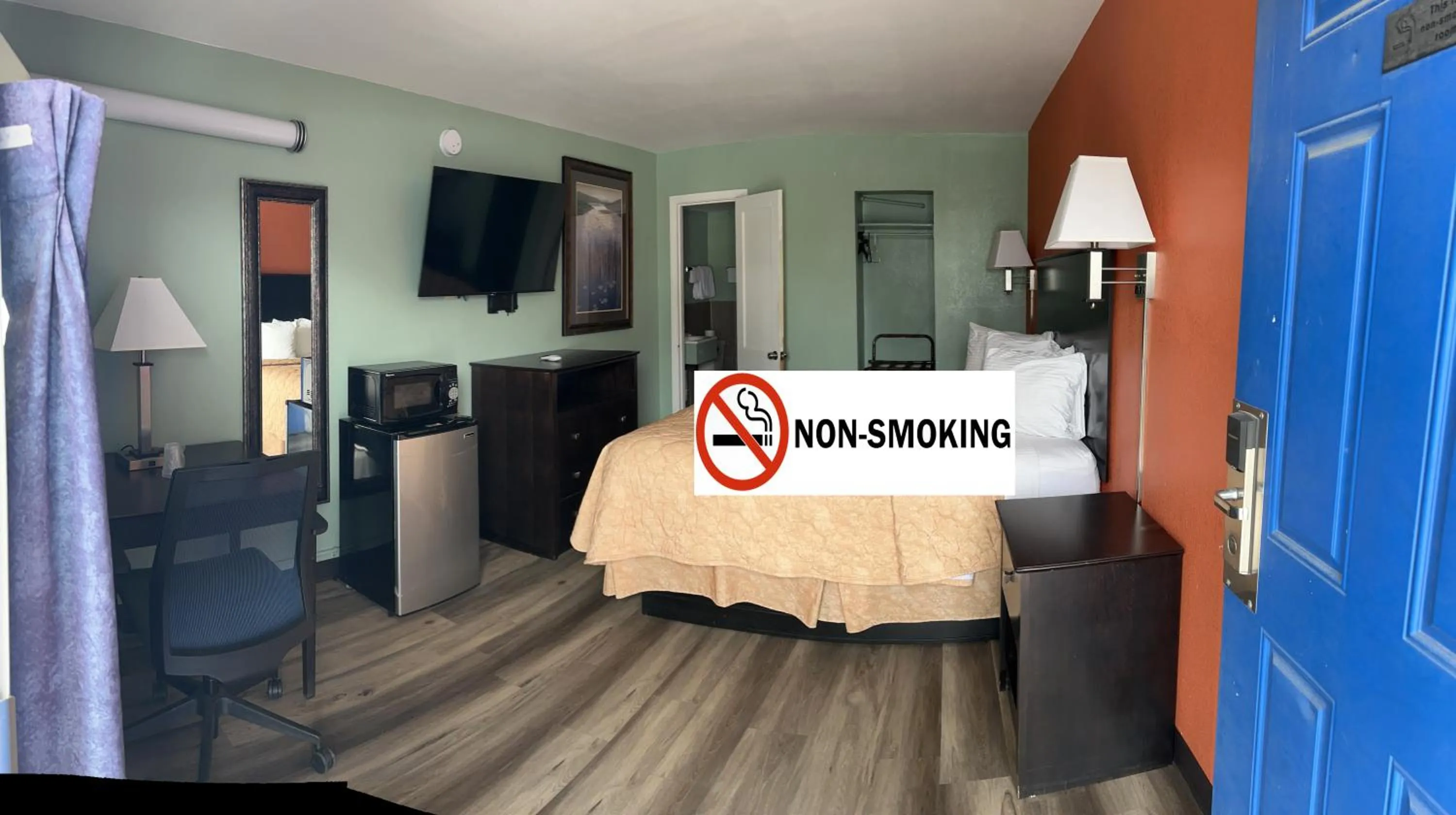 TV and multimedia in Town & Country Motel