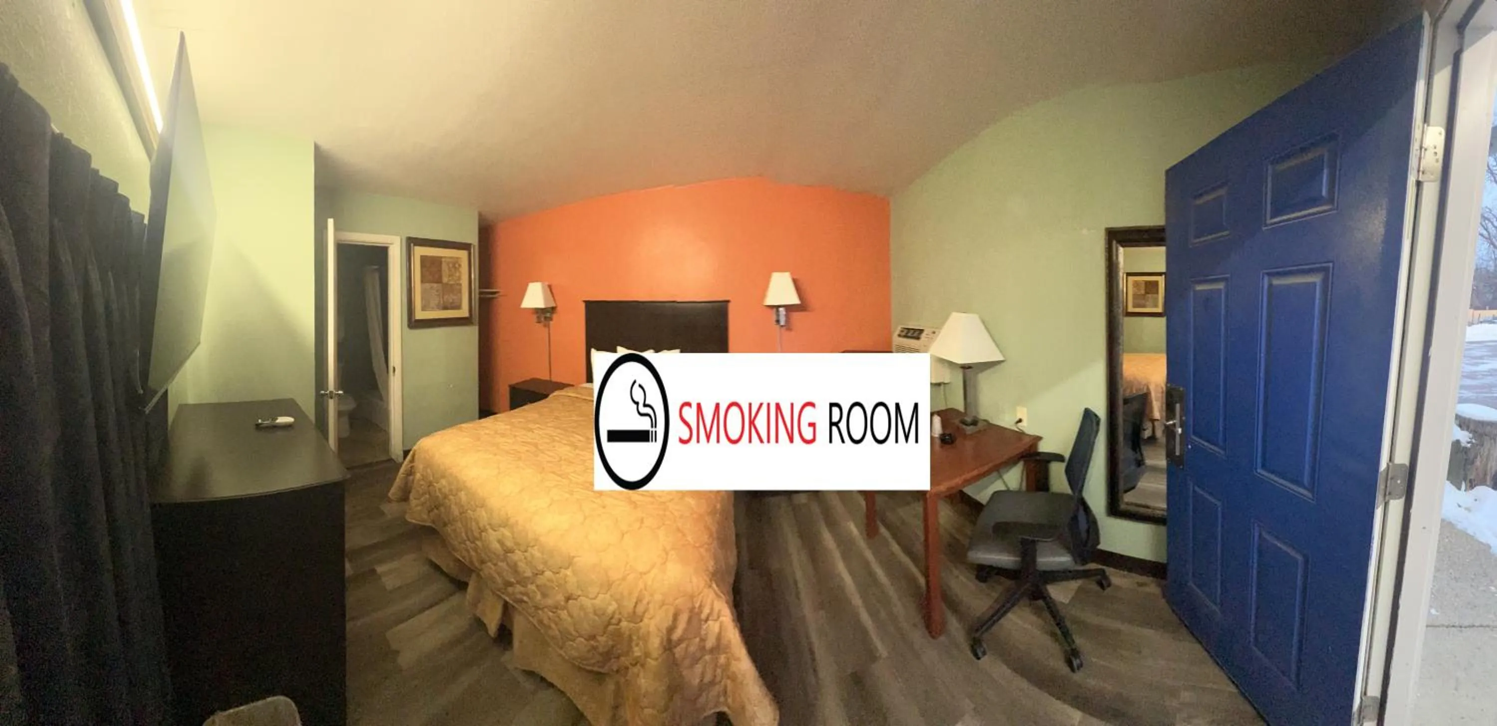 TV and multimedia in Town & Country Motel