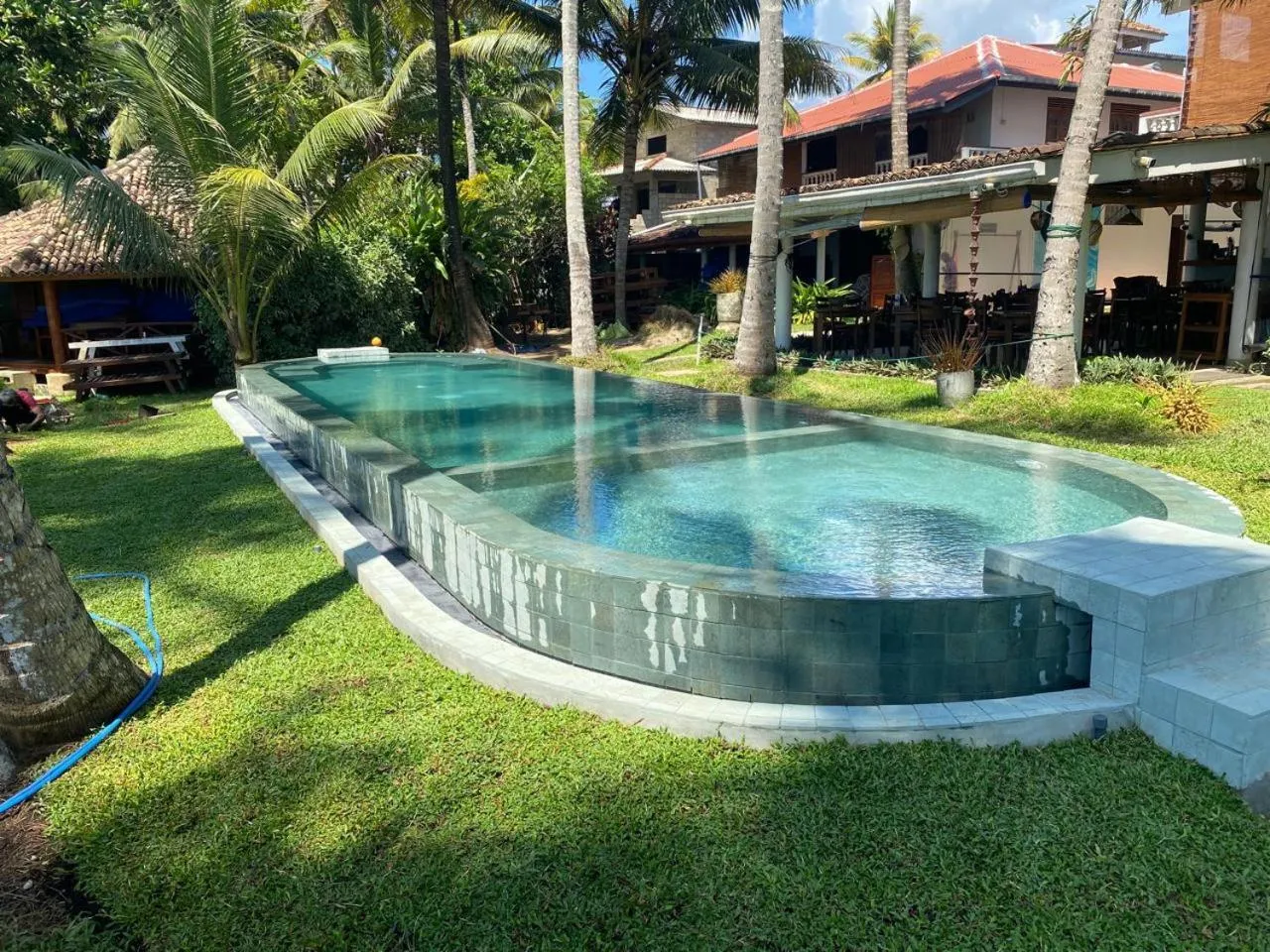 Swimming pool in Rockside Cabanas Hotel