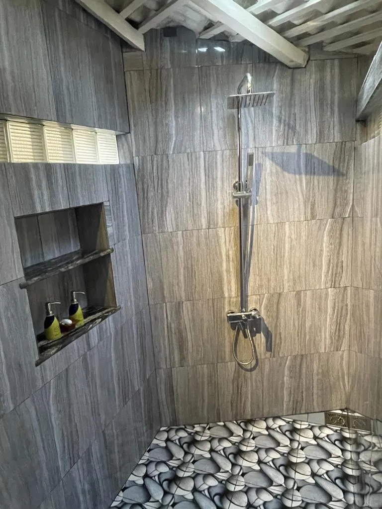 Shower in Rockside Cabanas Hotel