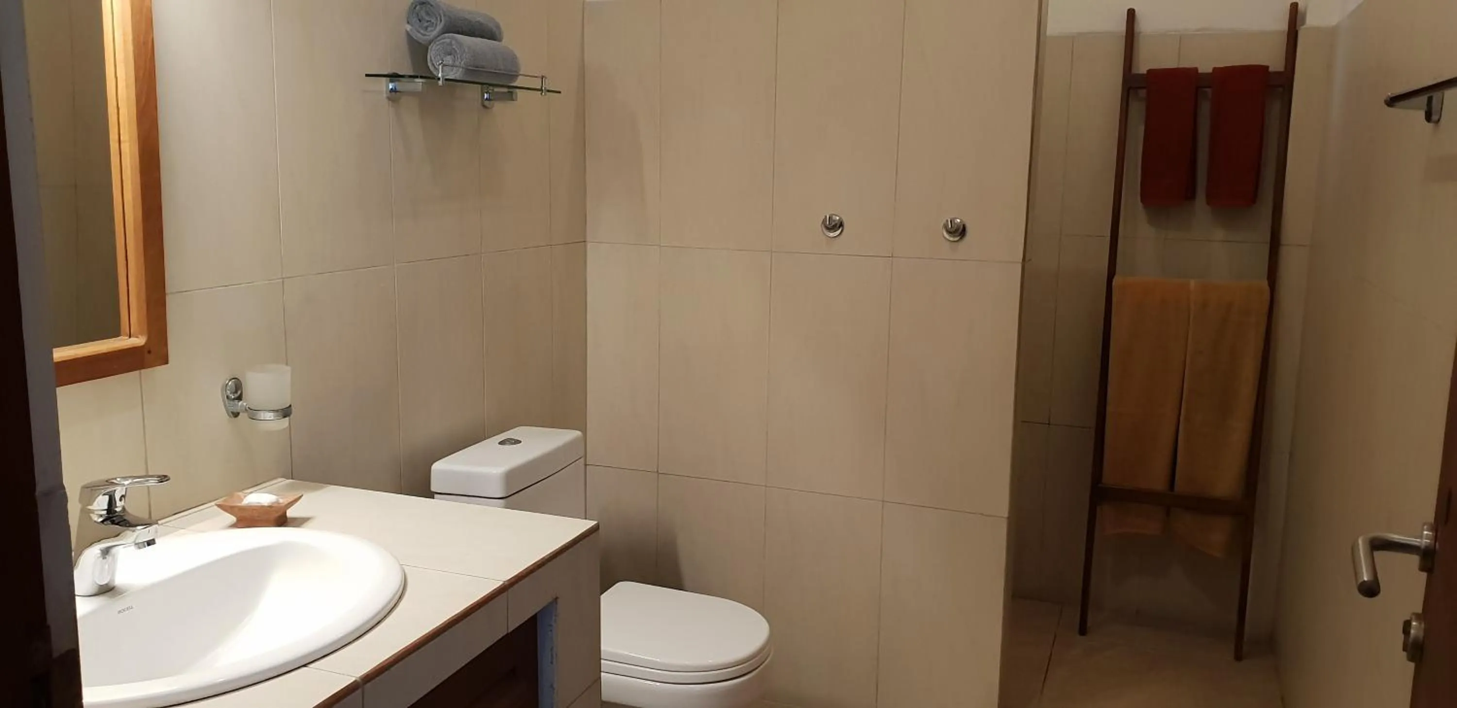 Toilet in Rockside Cabanas Hotel