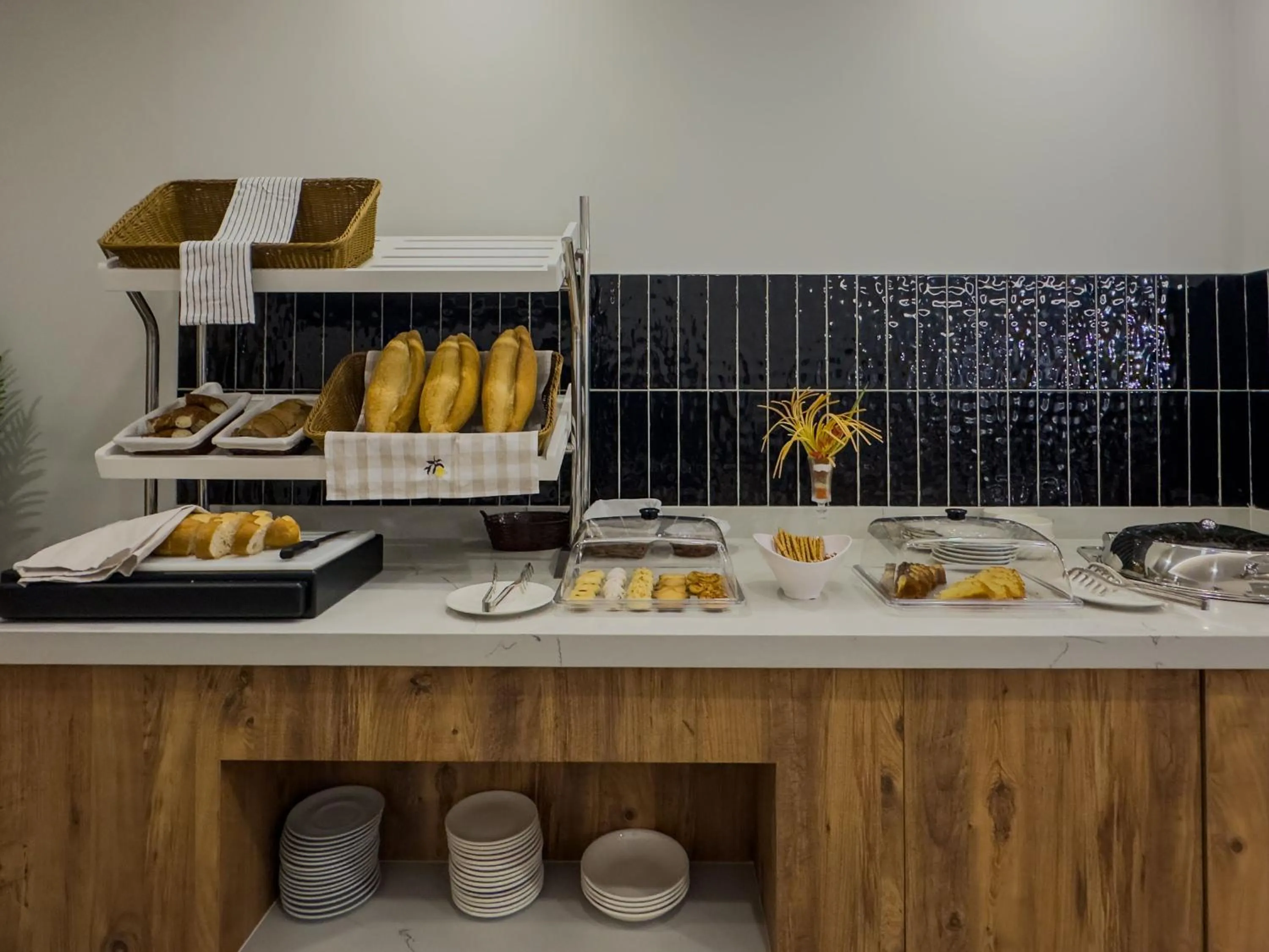 Restaurant/places to eat in Leaf River Suites