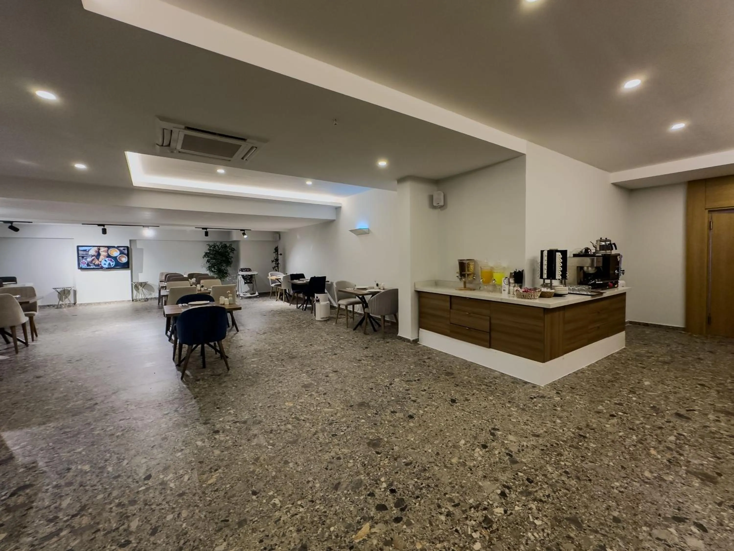 Restaurant/places to eat in Leaf River Suites