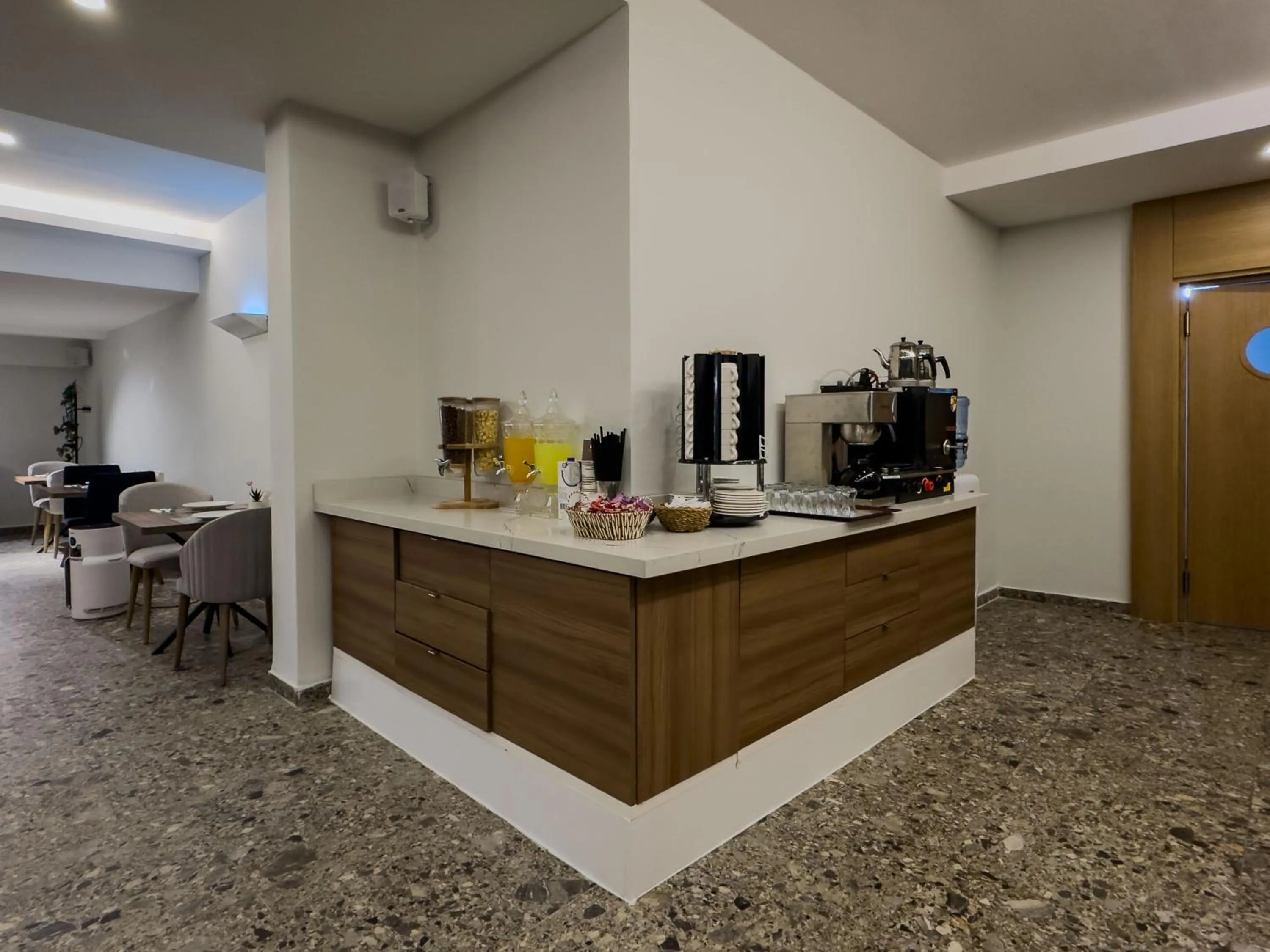 Restaurant/places to eat in Leaf River Suites