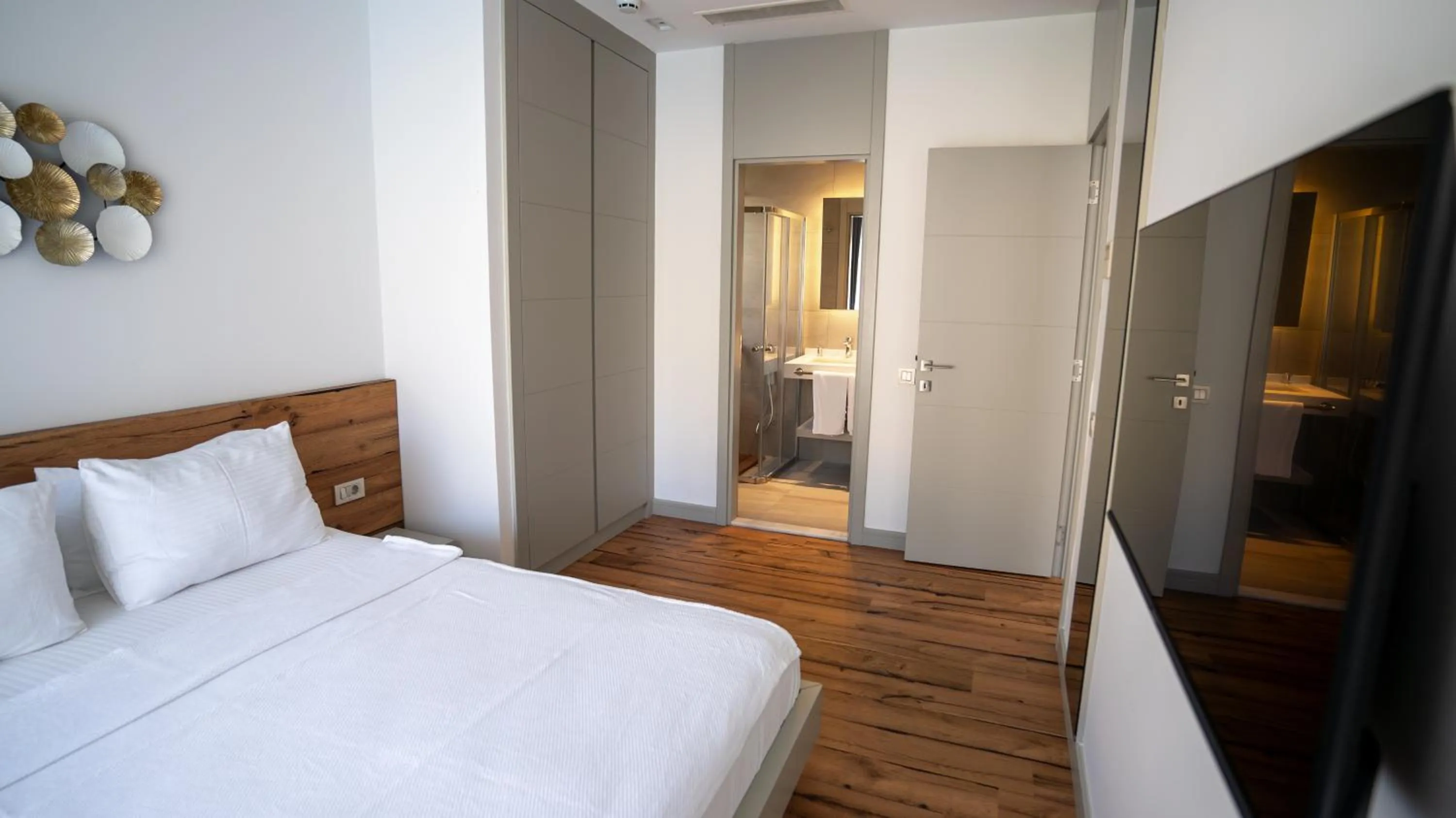 Bathroom, Bed in Z-Villas Beach Hotel