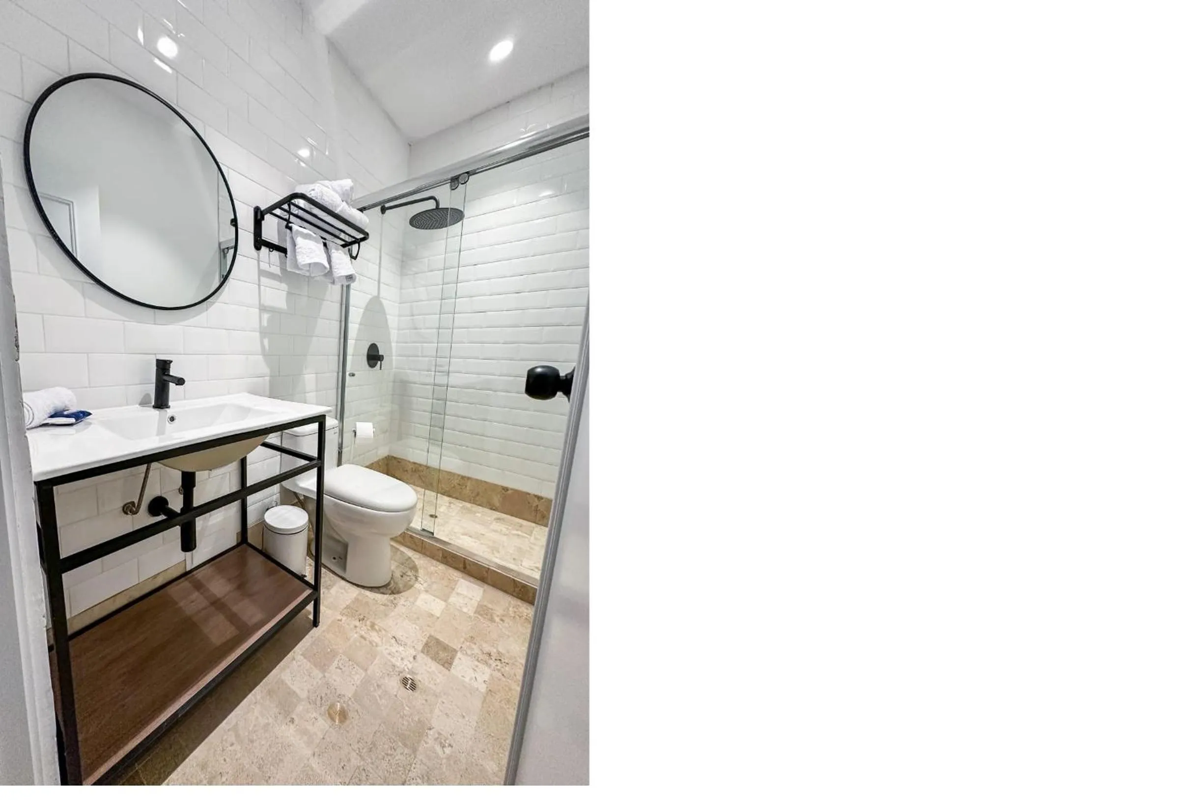 Shower in Blu Hotel Boutique