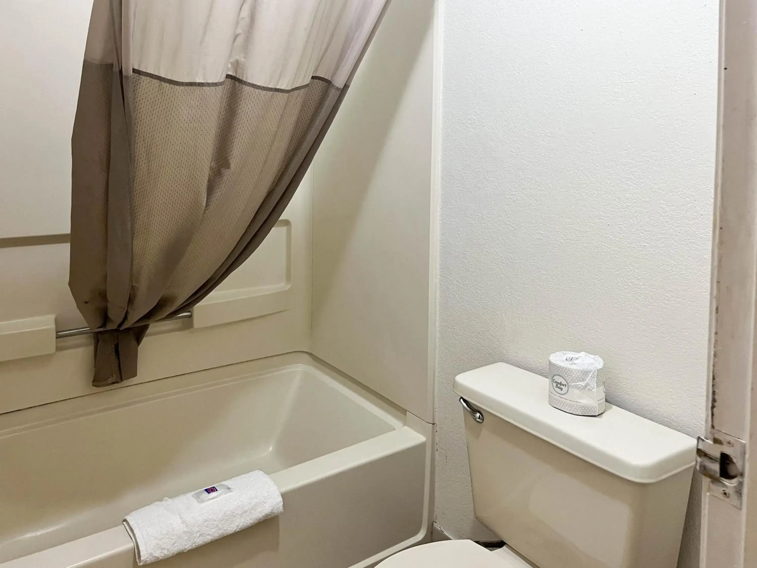 Queen Room - single occupancy - Non-Smoking in Studio 6 Suites Dayton OH Englewood Queen Room - single occupancy - Non-Smoking in Studio 6 Suites Dayton OH Englewood