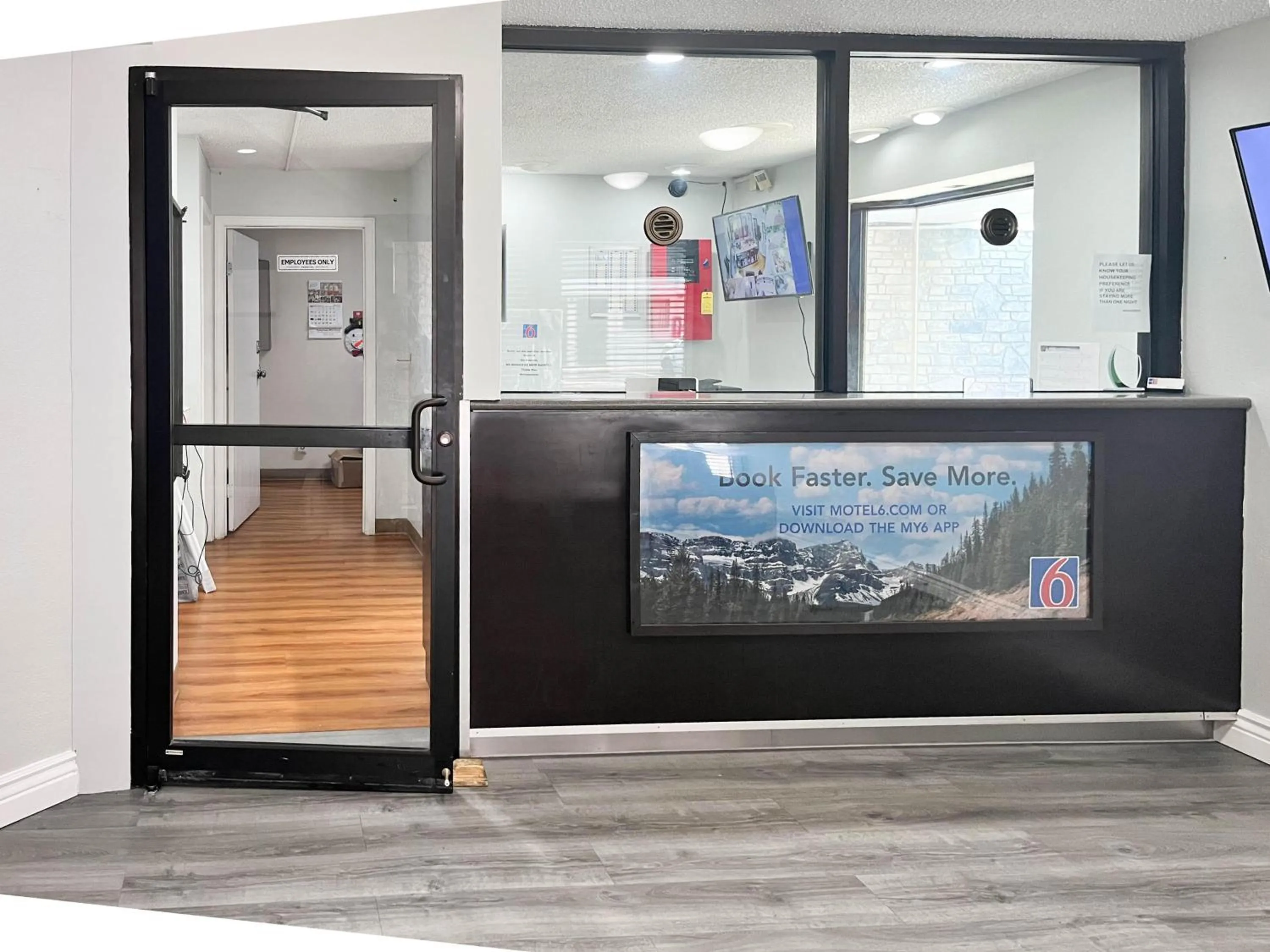 Facade/entrance in Studio 6 Suites Dayton OH Englewood