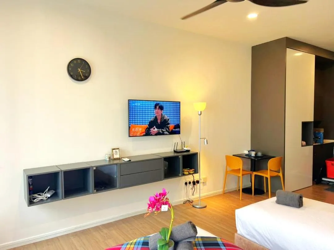 Communal lounge/ TV room in Ceylonz Suite, Bukit Bintang by MK HOME