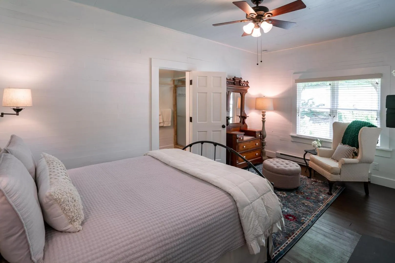 Bedroom, Bed in Beechwood Inn