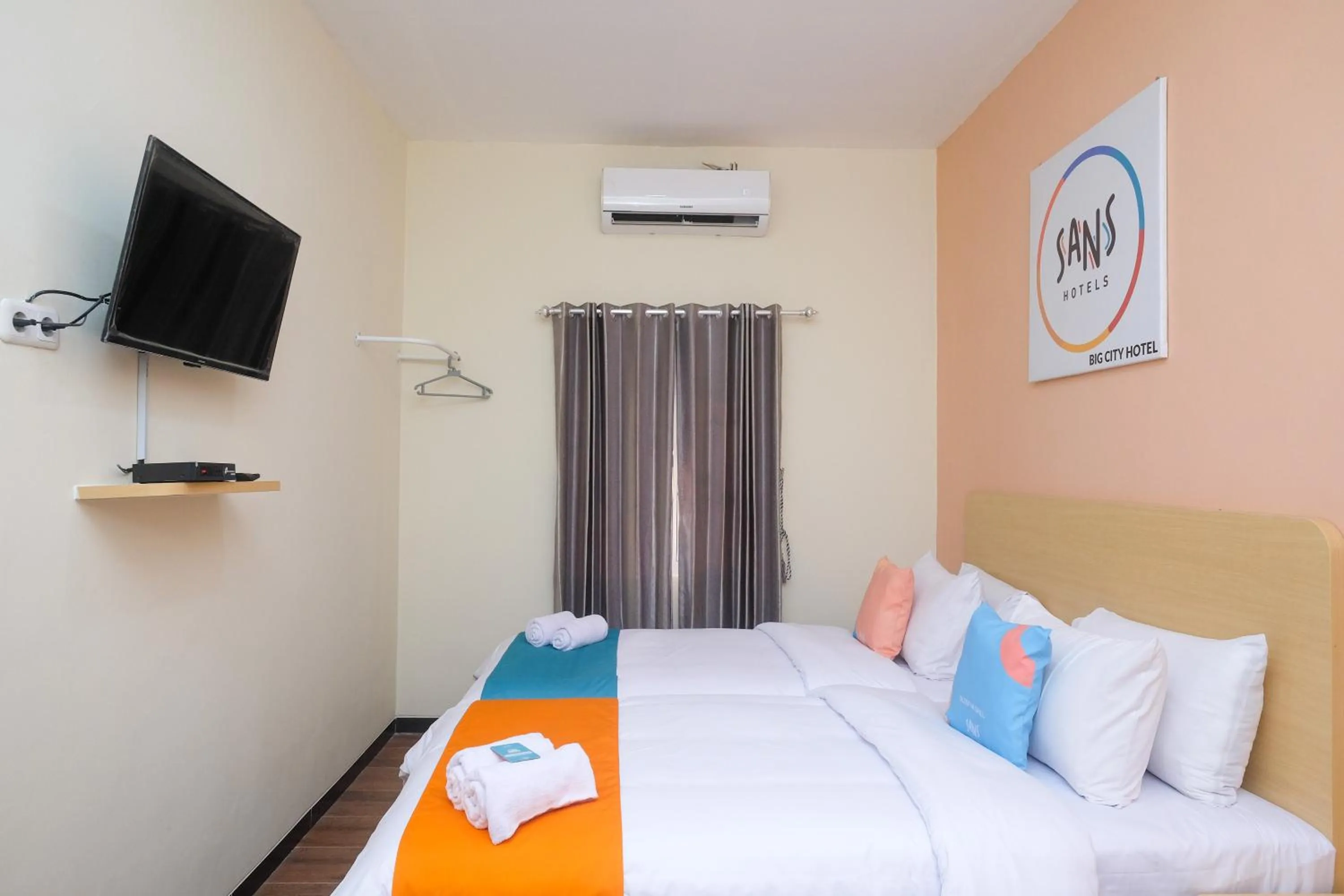 Bedroom, Bed in Sans Hotel City Park Medoho Semarang