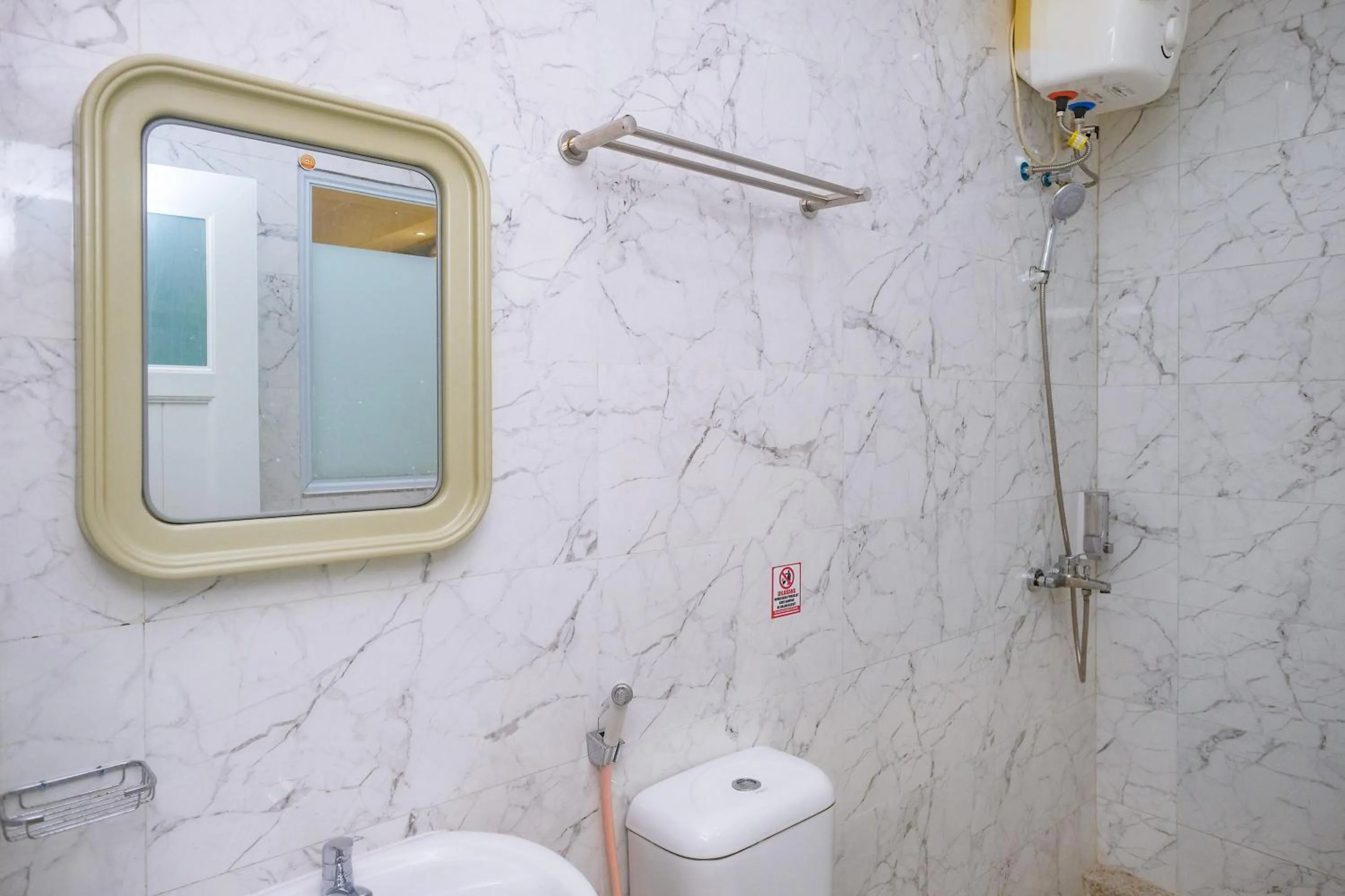 Bathroom in Sans Hotel City Park Medoho Semarang