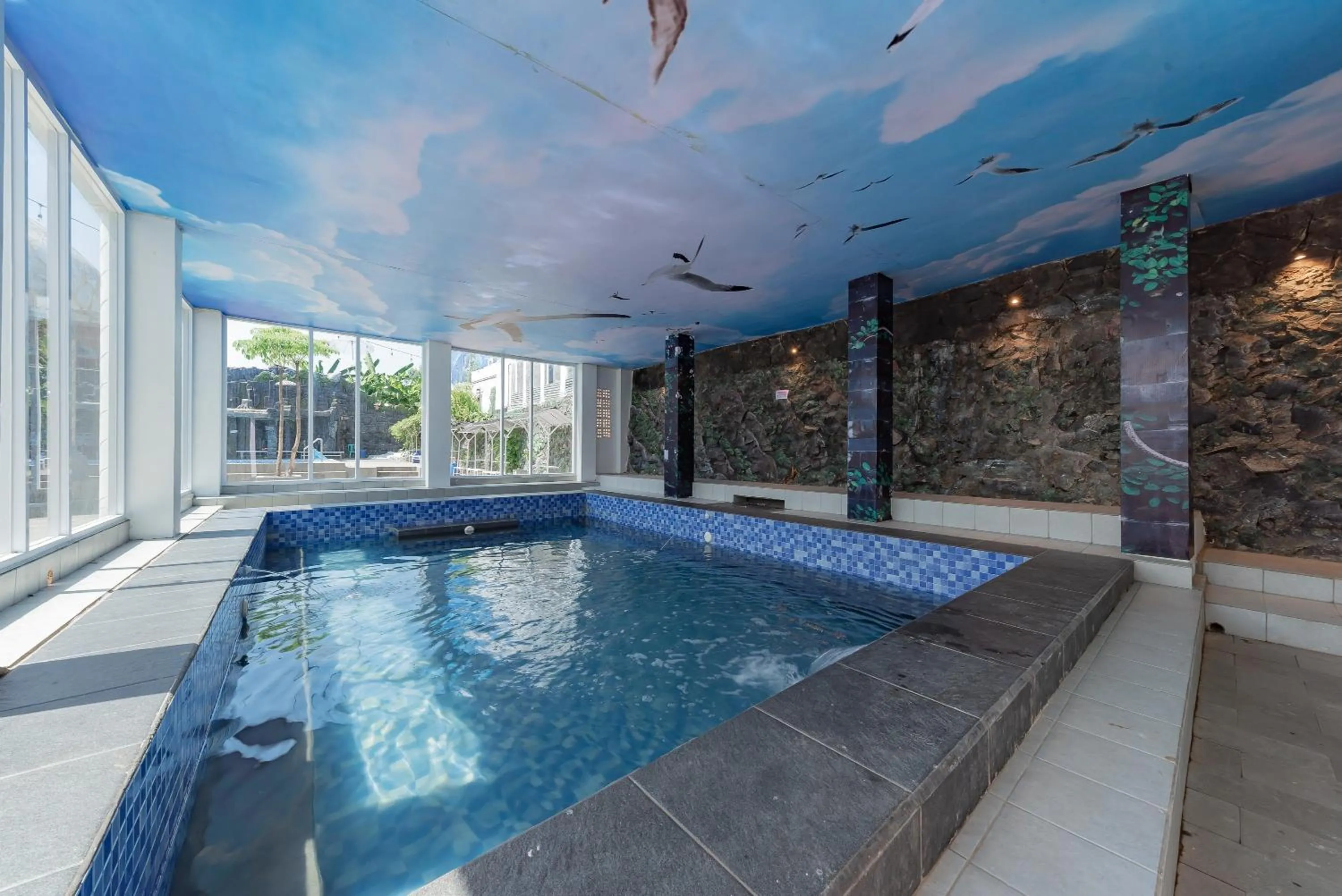 Swimming pool in RedDoorz @ Niagara Waterpark