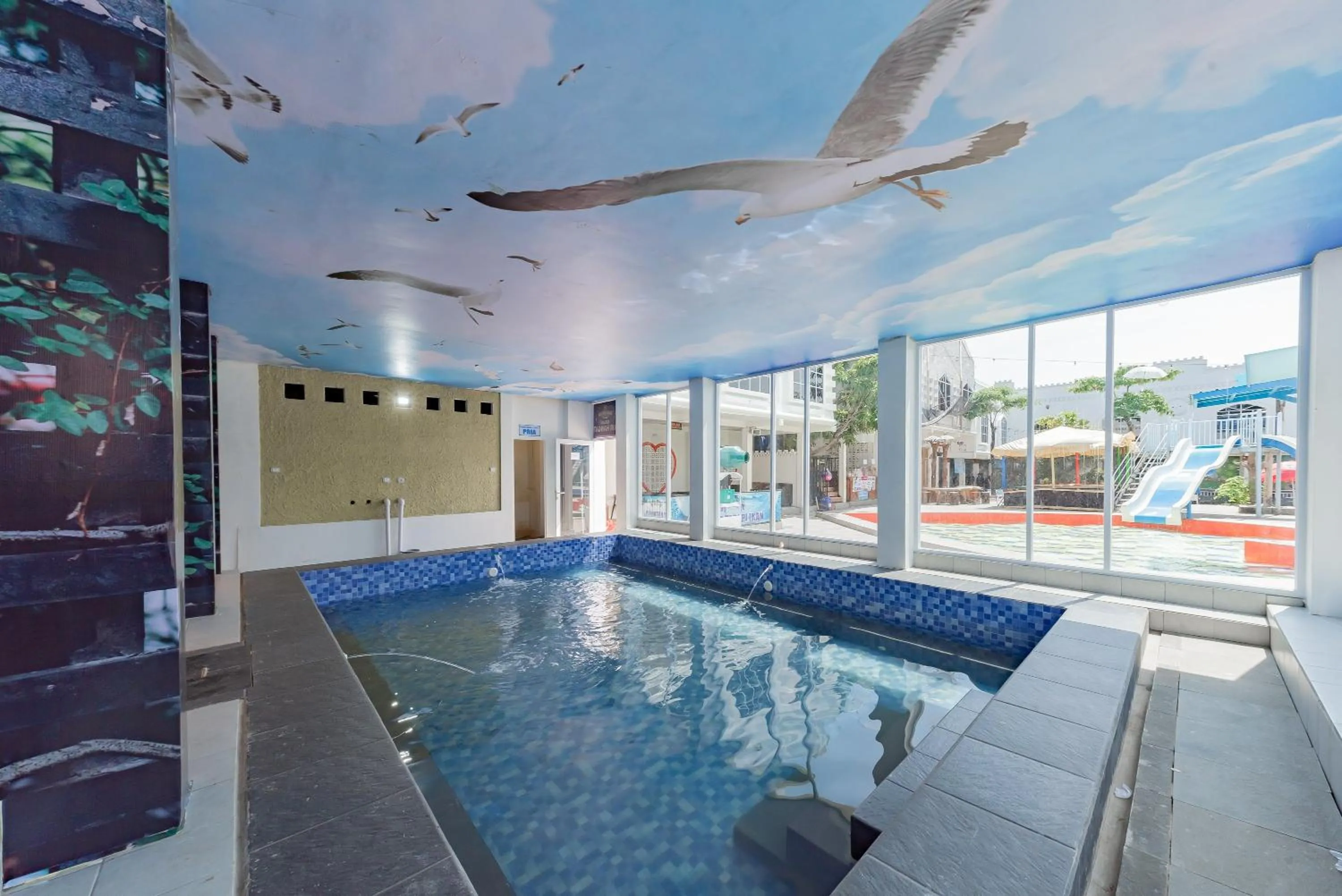 Swimming pool in RedDoorz @ Niagara Waterpark