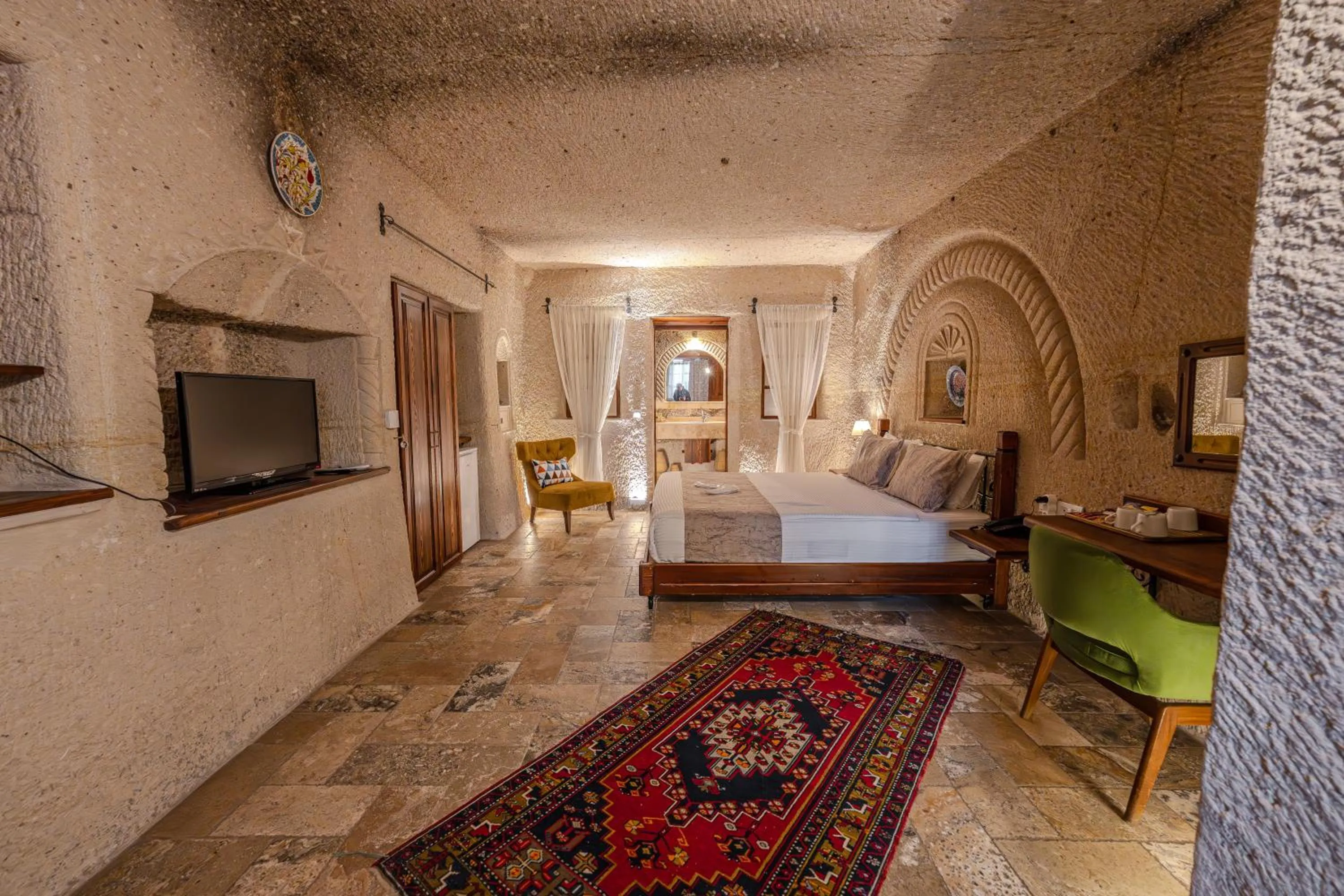 Communal lounge/ TV room, Bed in Osmanbey Cave House