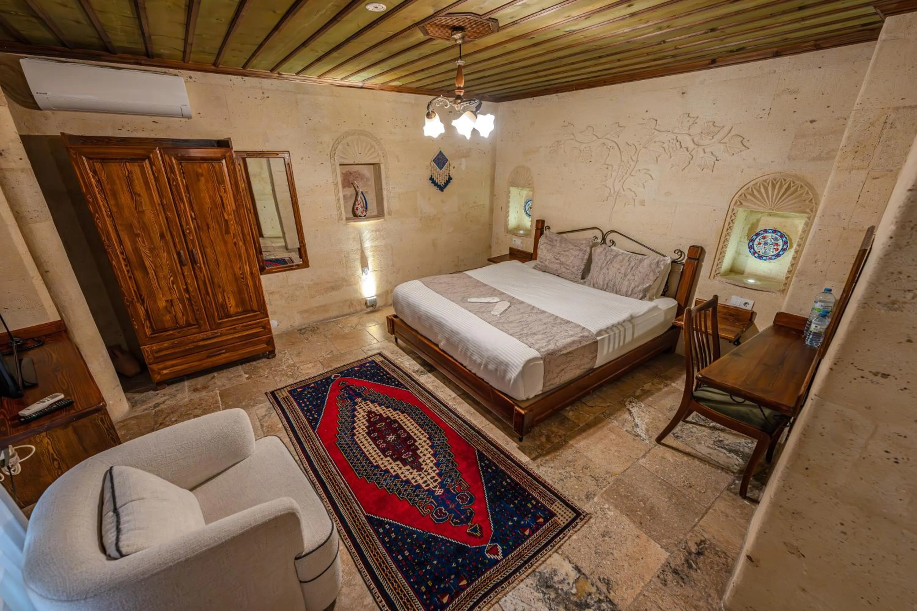Photo of the whole room, Bed in Osmanbey Cave House