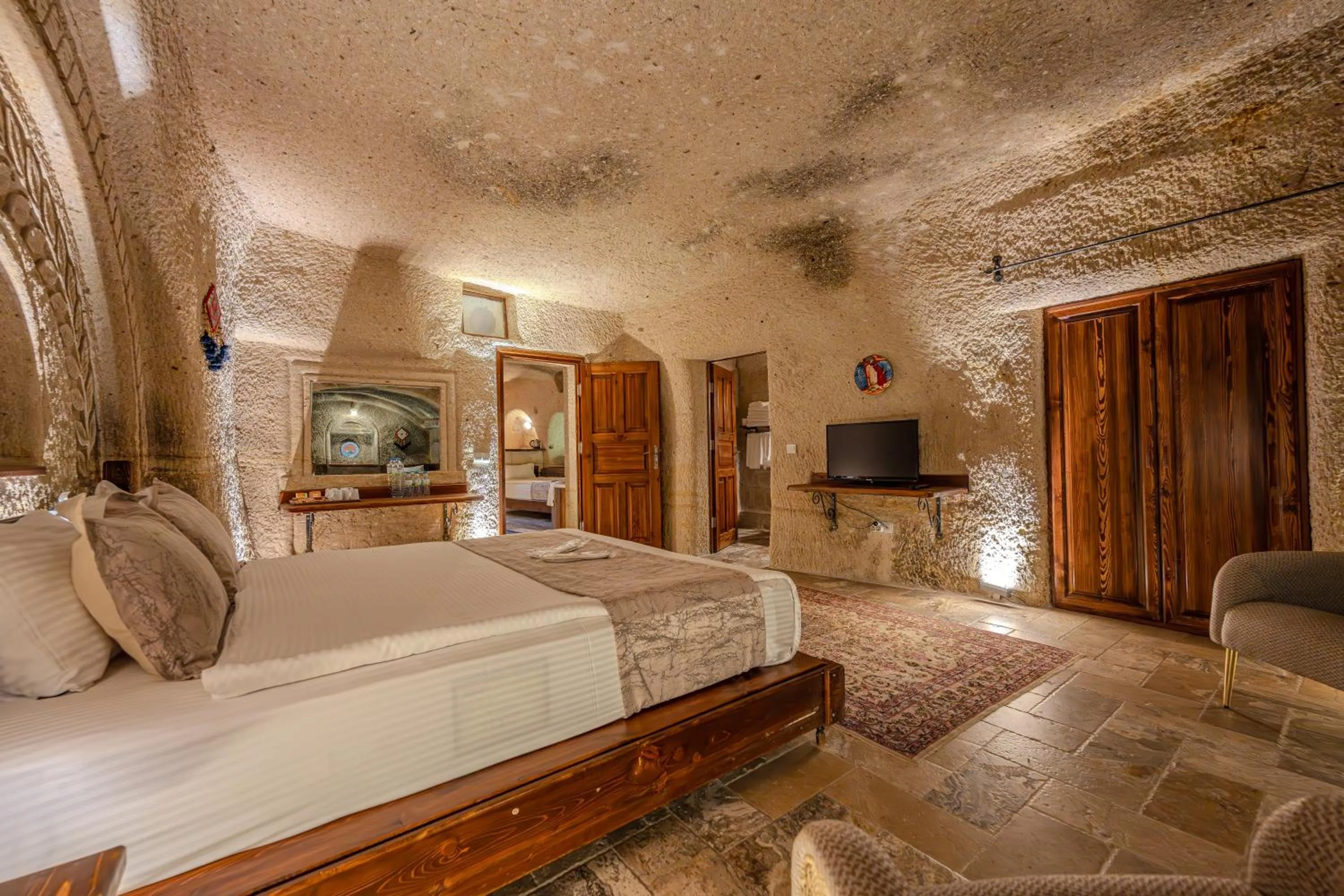 Communal lounge/ TV room, Bed in Osmanbey Cave House