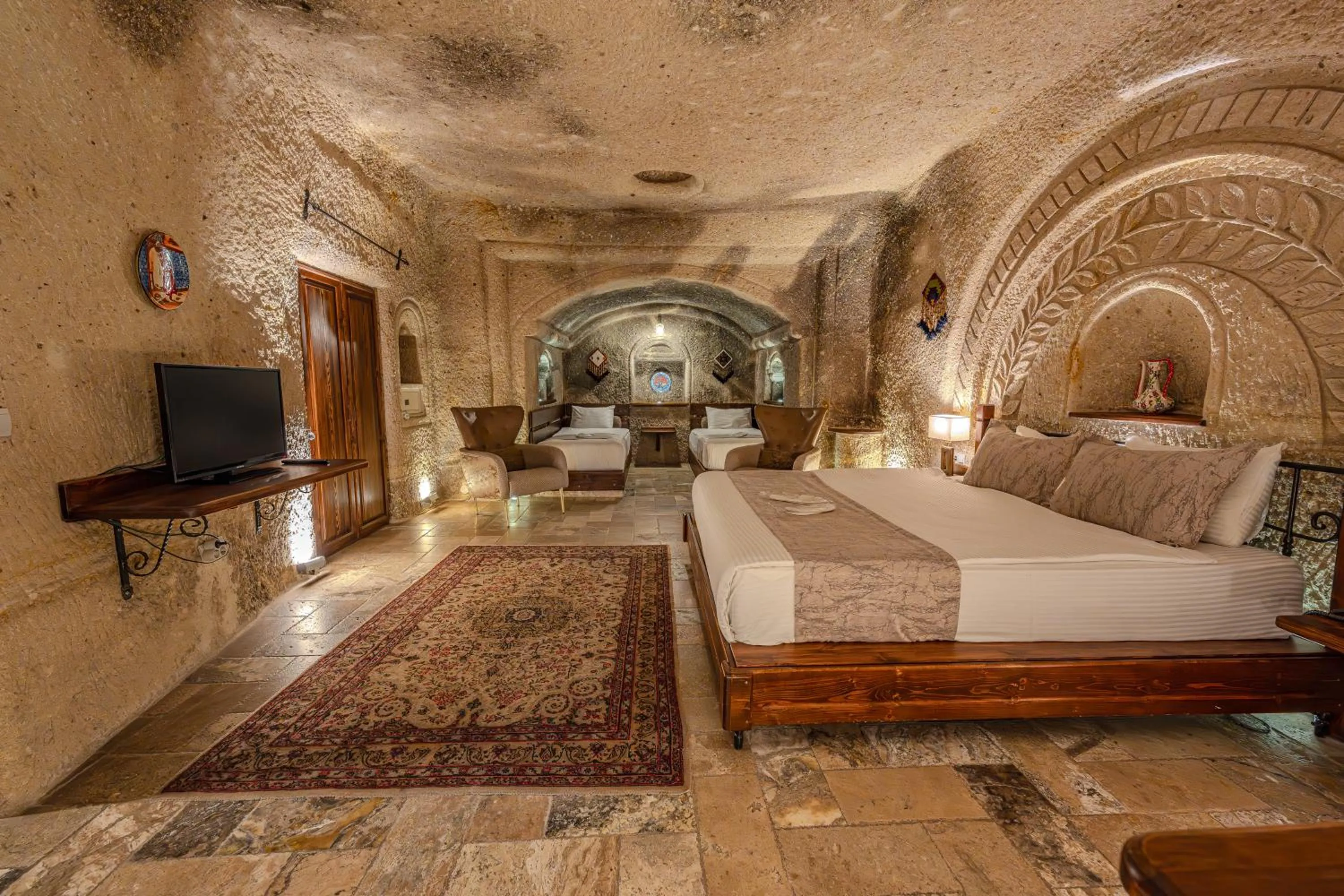 Communal lounge/ TV room, Bed in Osmanbey Cave House