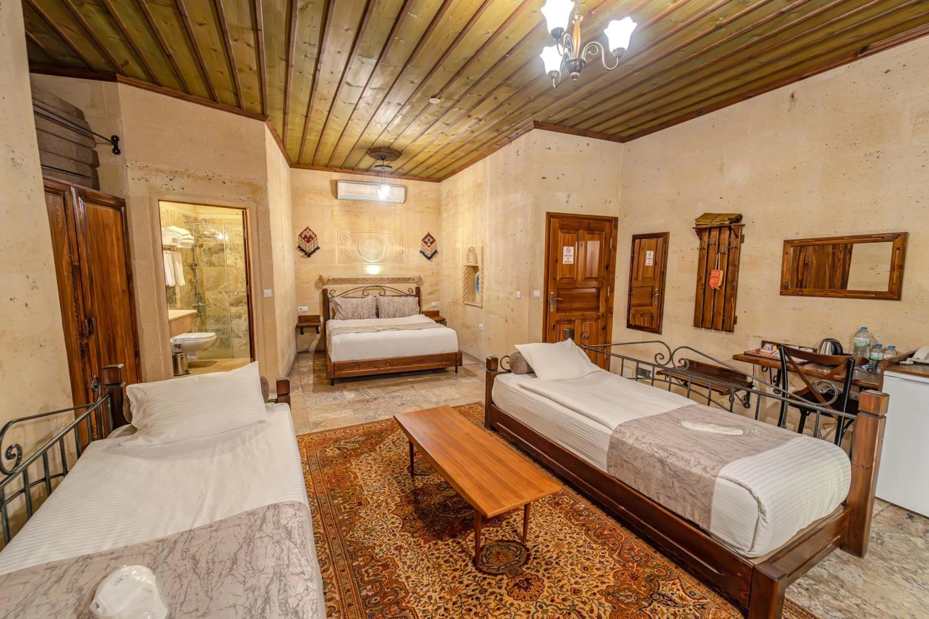Photo of the whole room, Bed in Osmanbey Cave House