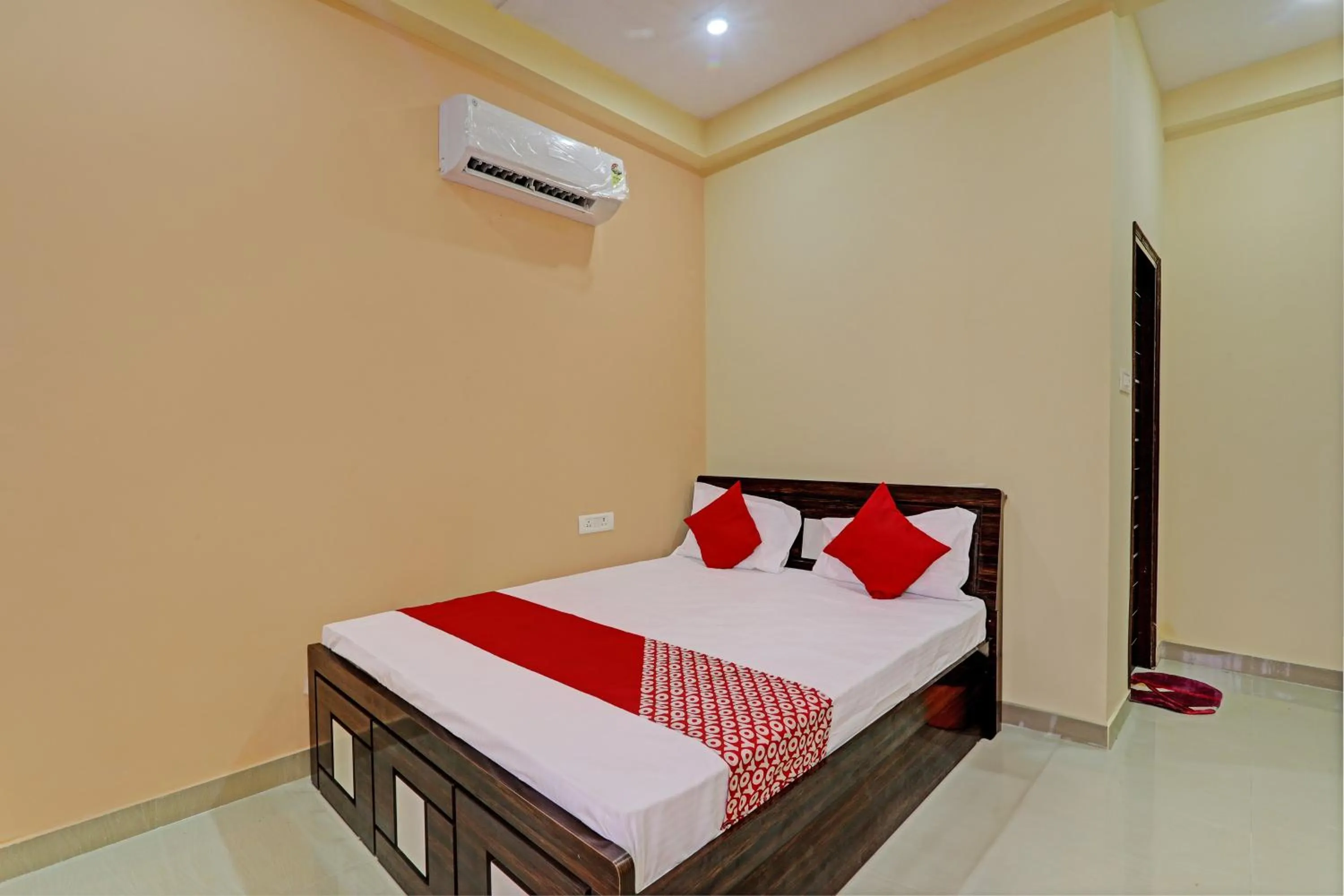 Bedroom, Bed in Hotel O Hotel Trimurti Inn