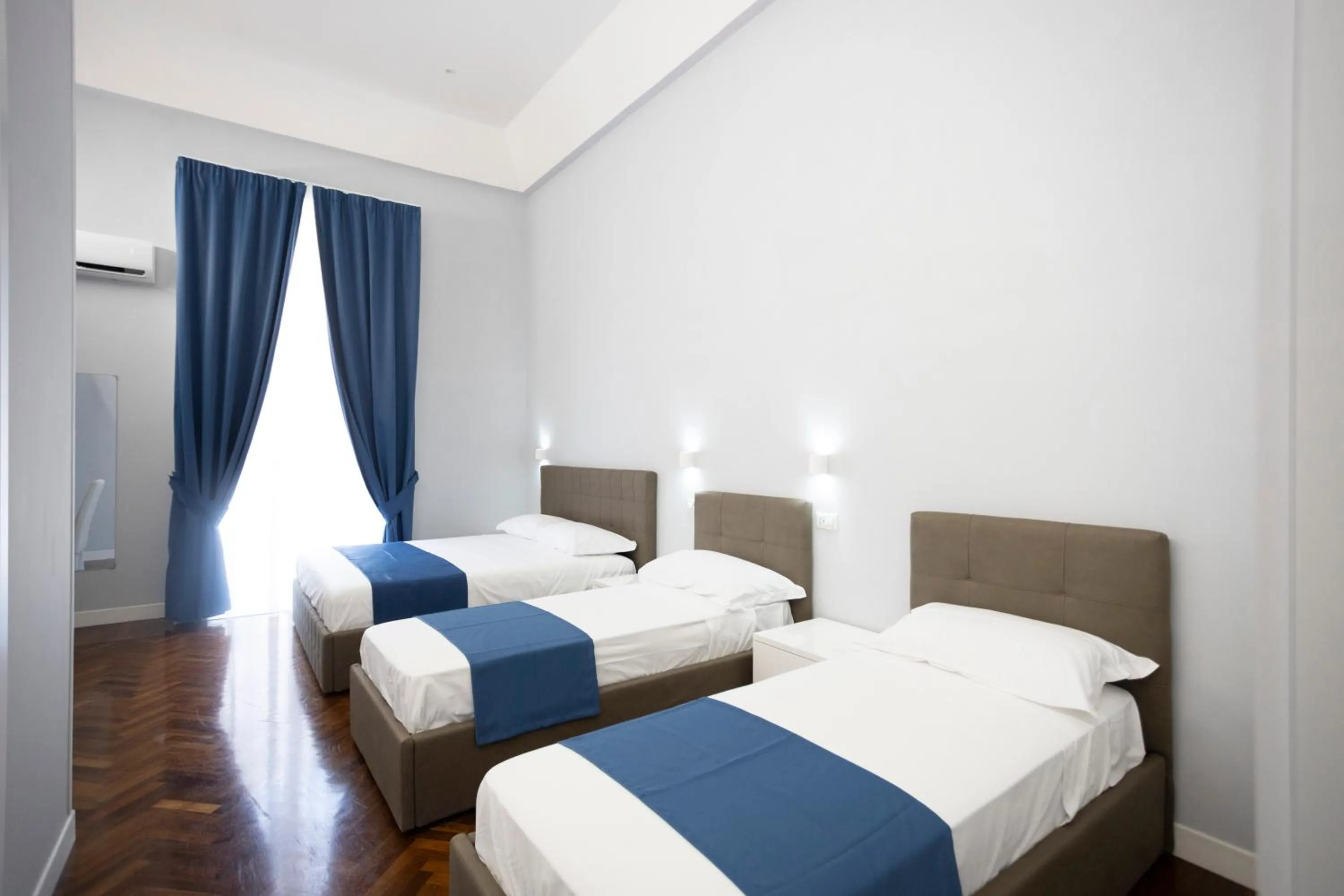 Photo of the whole room, Bed in La Chambre Duomo