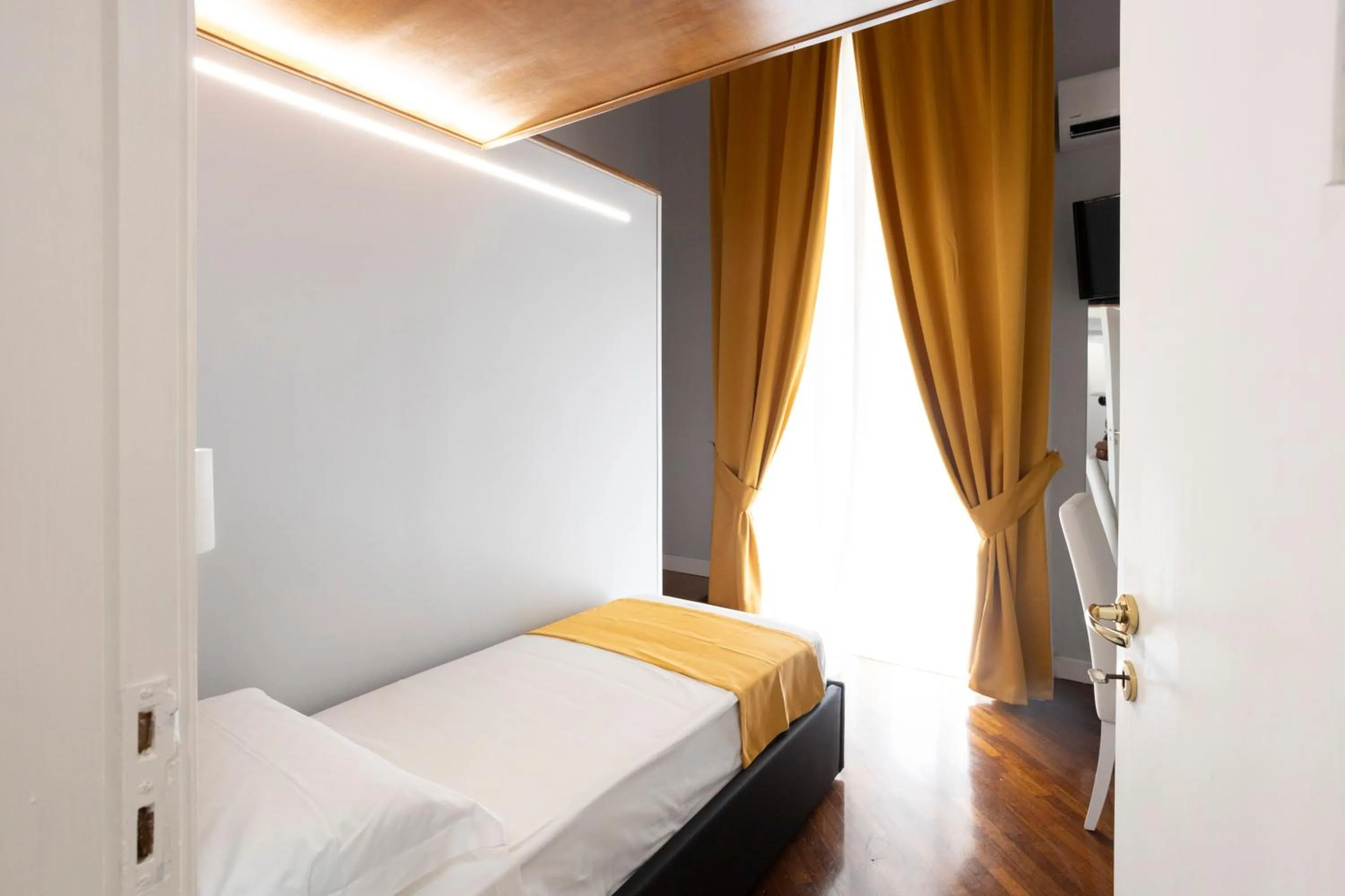 Photo of the whole room, Bed in La Chambre Duomo