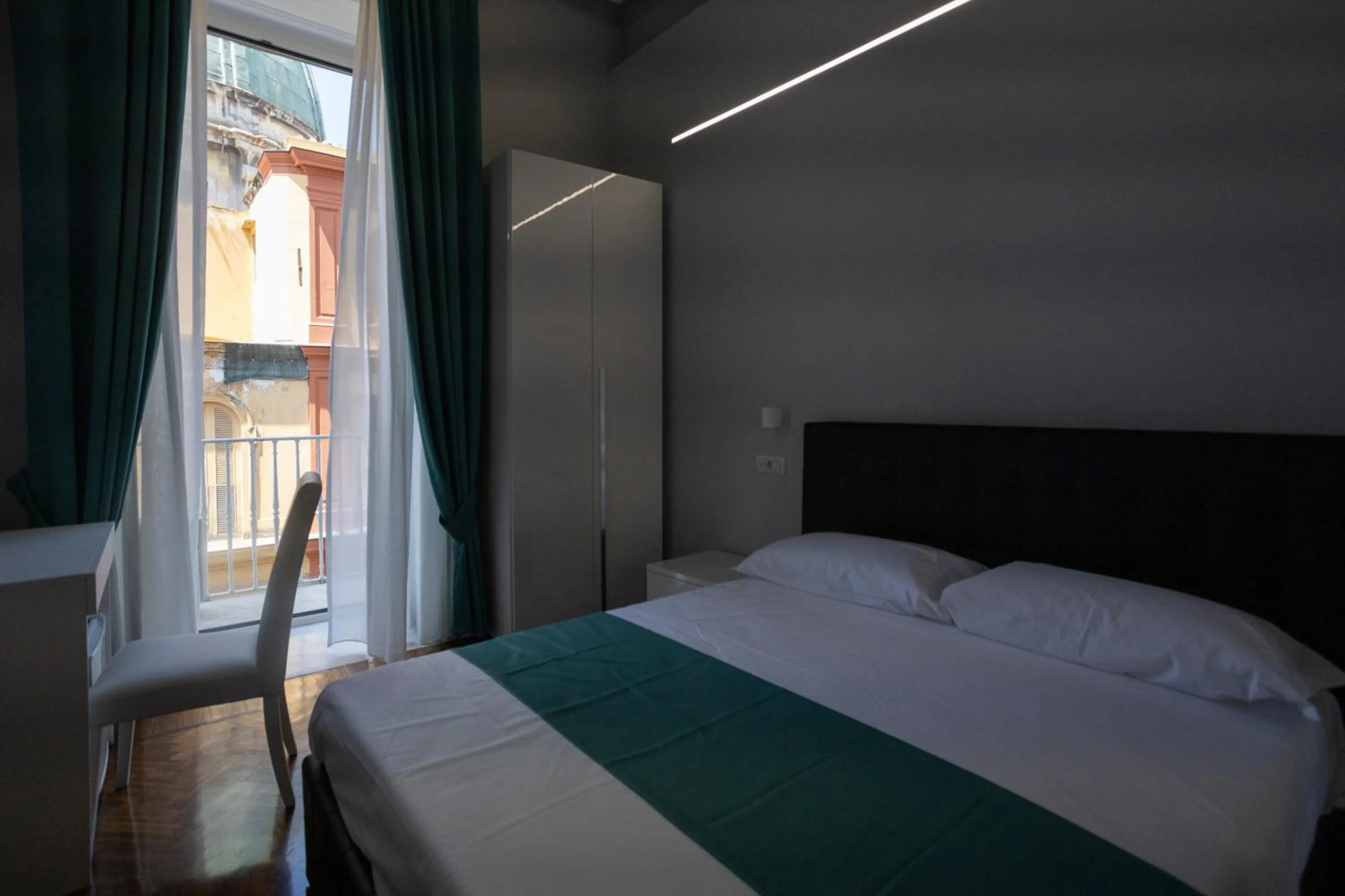 Photo of the whole room, Bed in La Chambre Duomo
