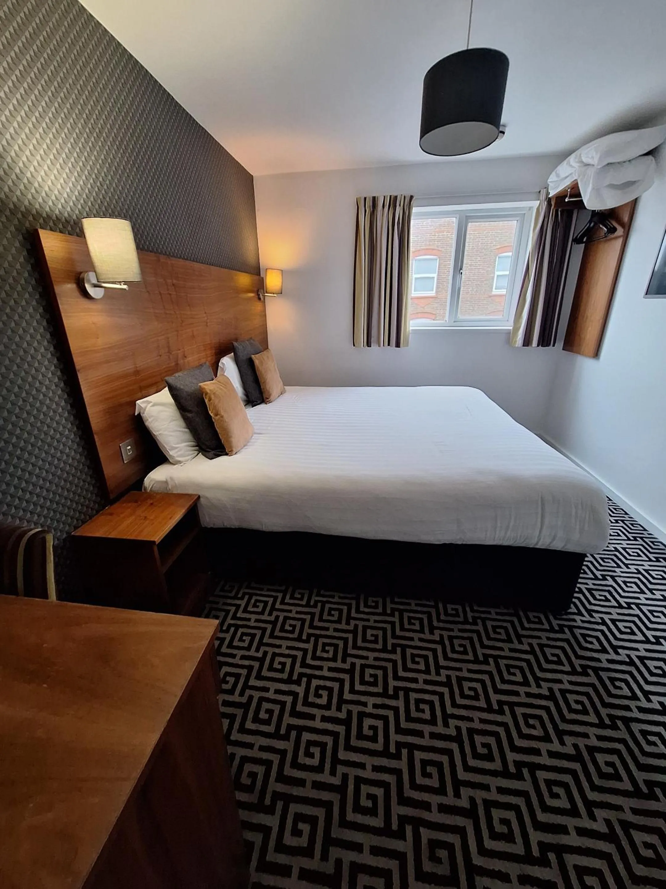 Bedroom, Bed in Stockwood Hotel - Luton Airport