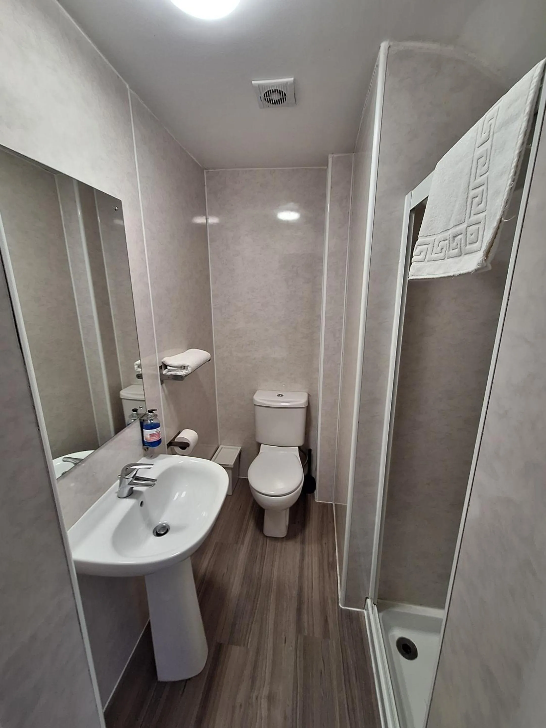 Bathroom in Stockwood Hotel - Luton Airport