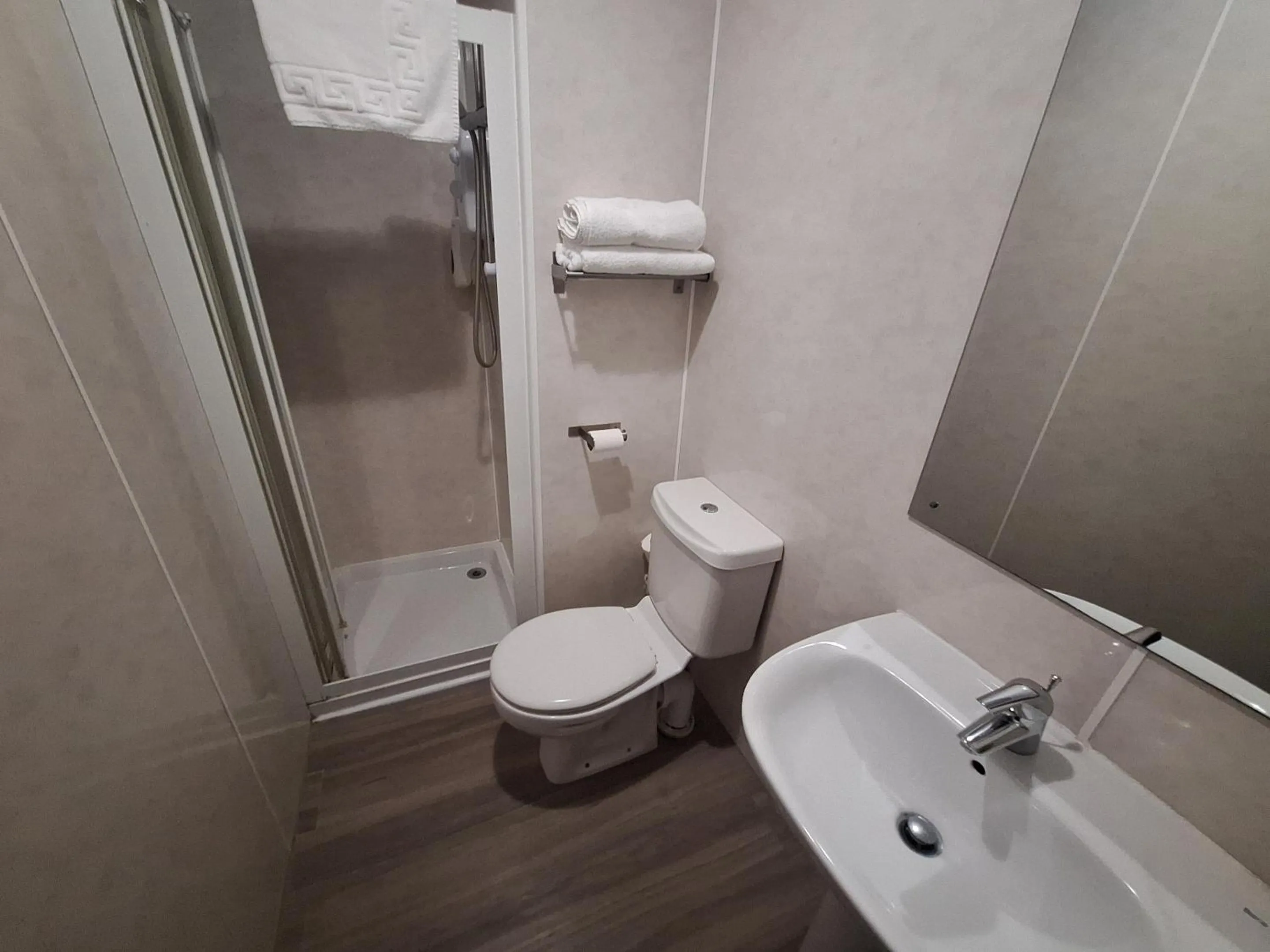 Bathroom in Stockwood Hotel - Luton Airport