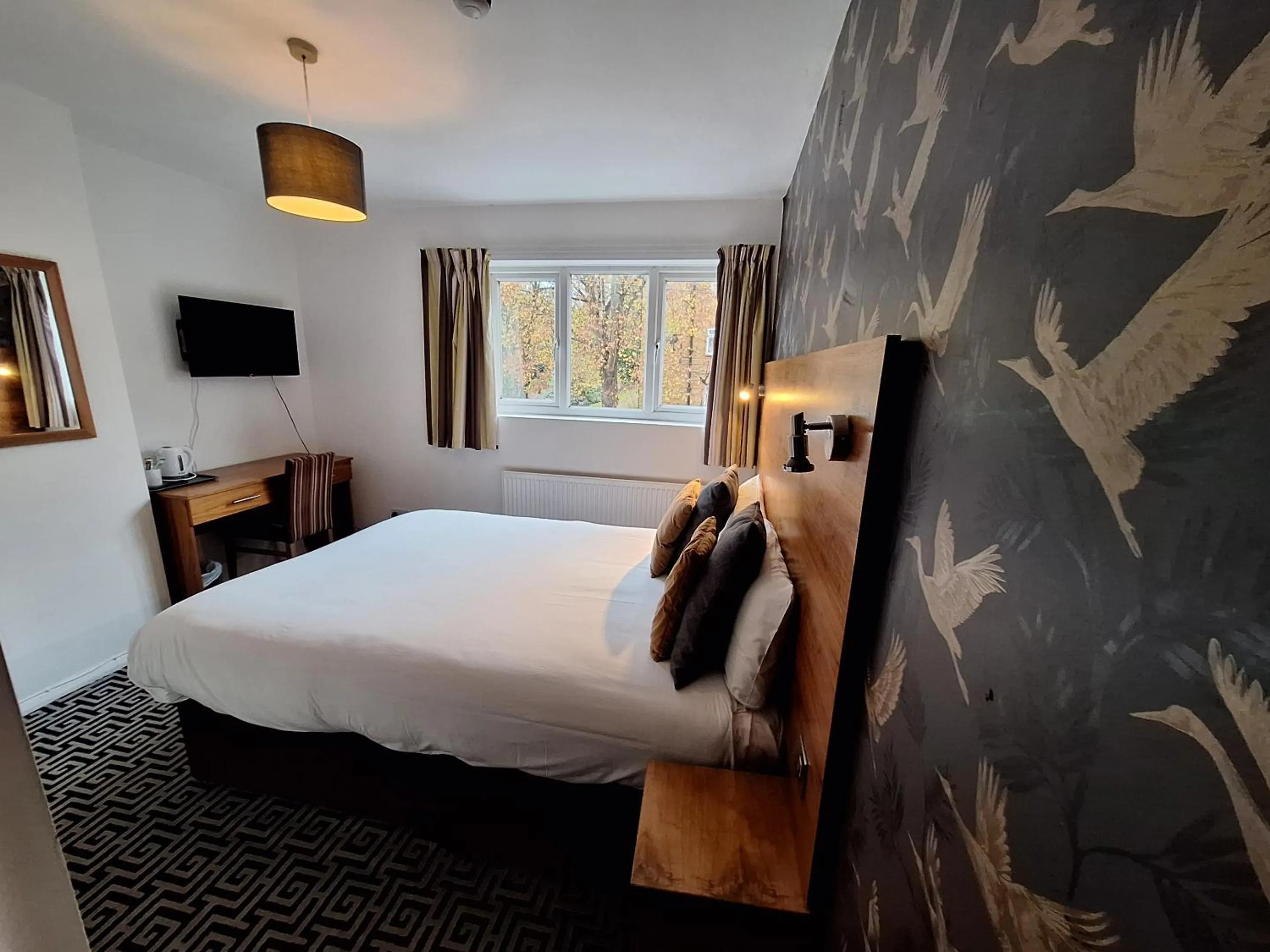Bedroom, Bed in Stockwood Hotel - Luton Airport
