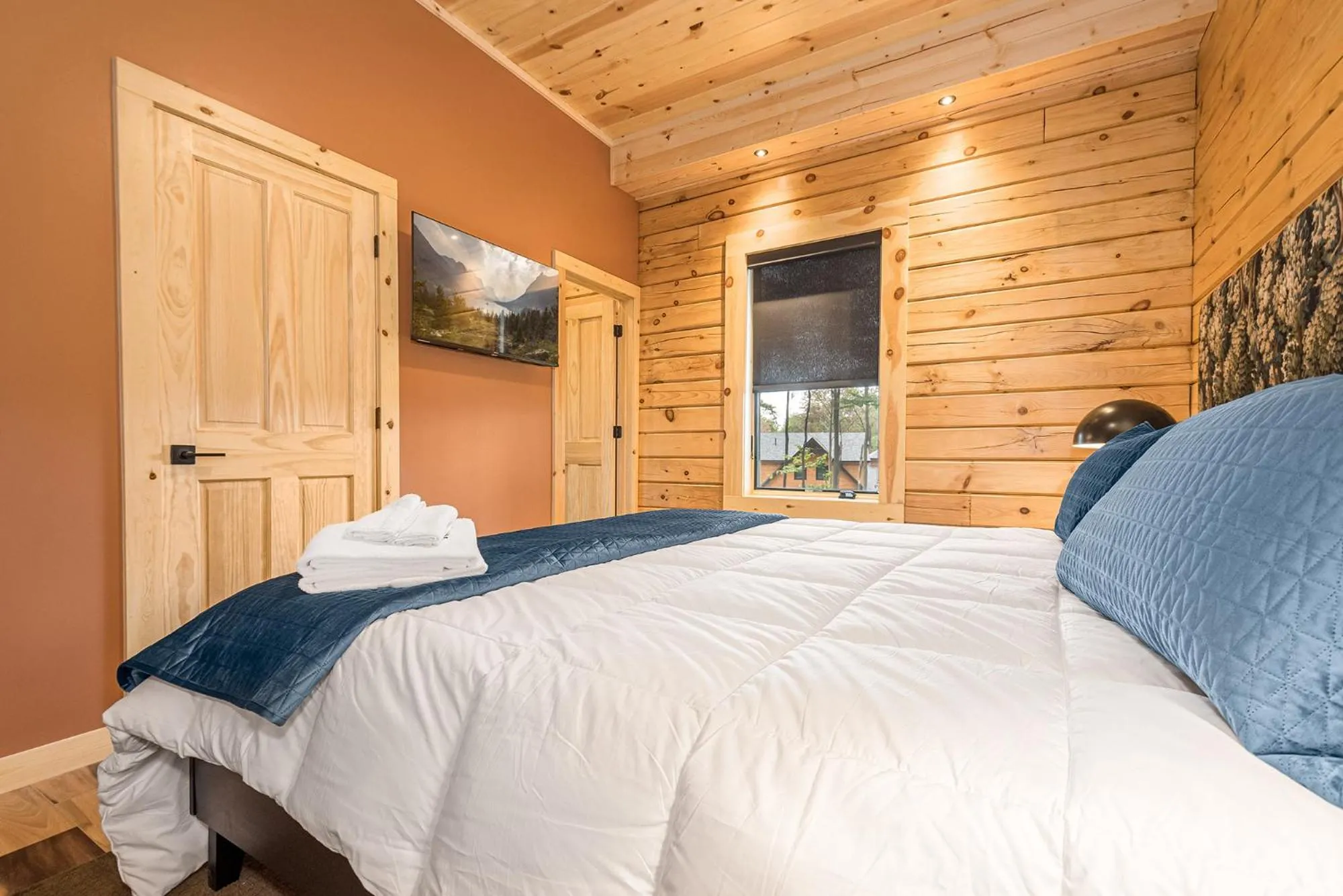 Property building, Bed in Black Diamond Lodge