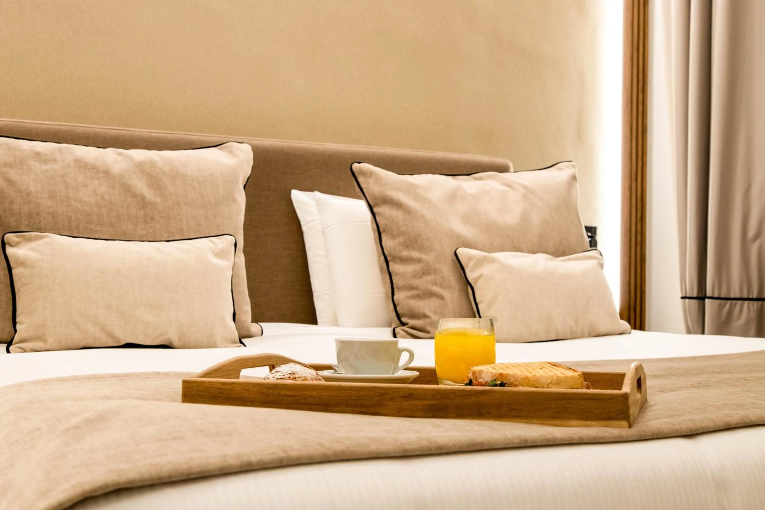 Breakfast, Bed in MAMALU - Studios and Suites