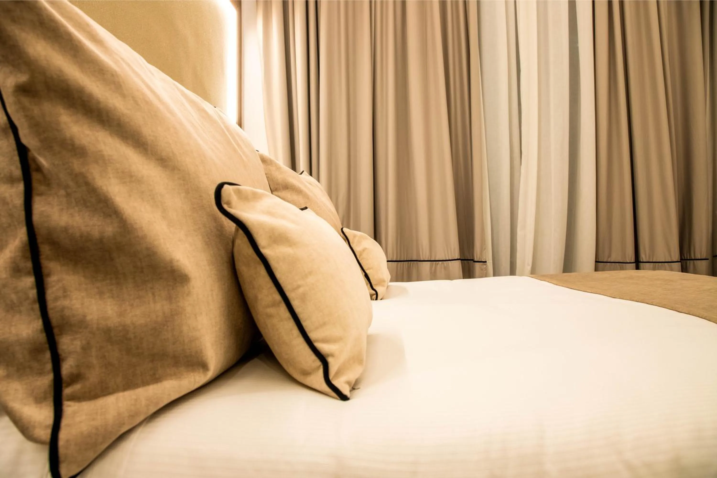 Bed in MAMALU - Studios and Suites