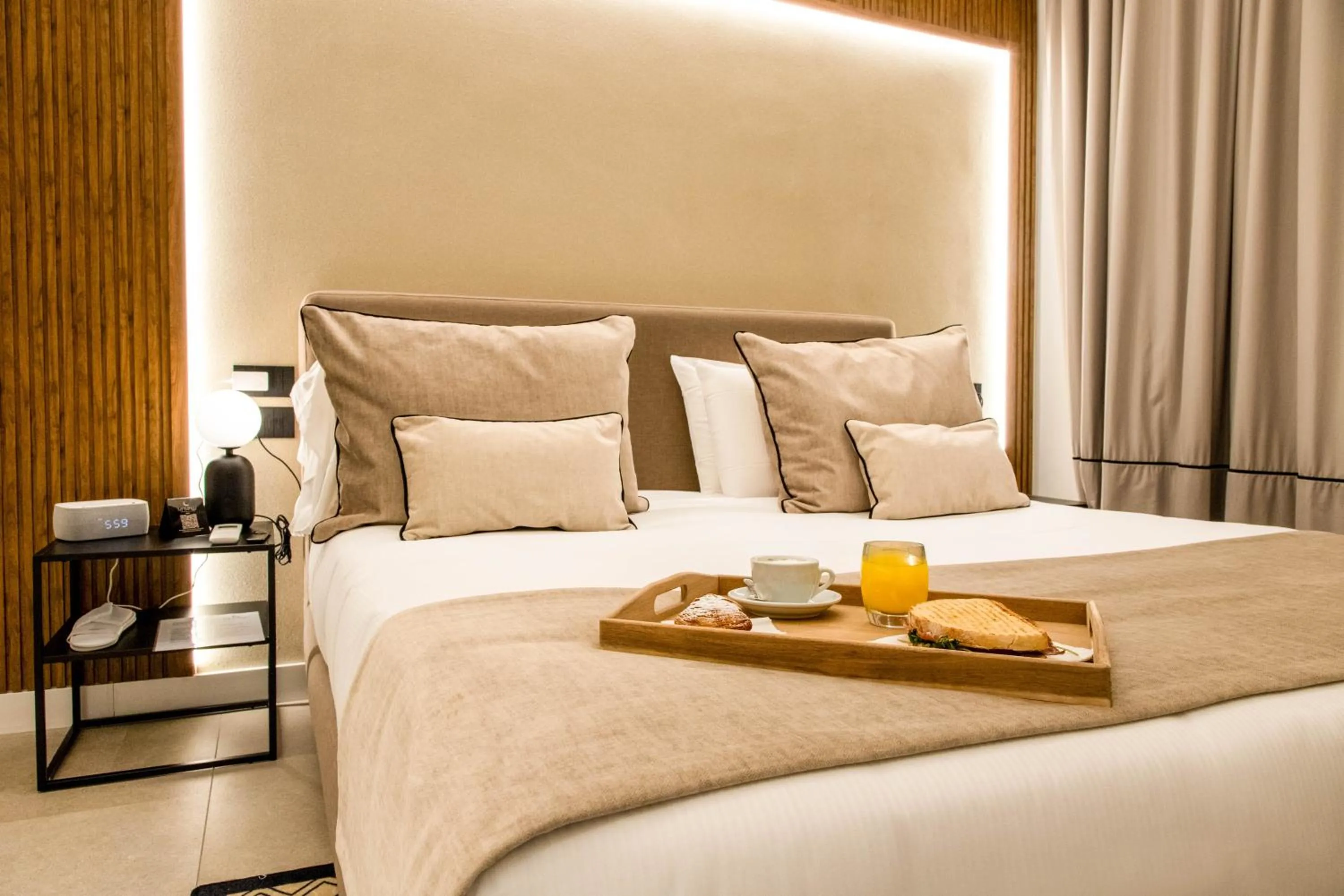 Breakfast, Bed in MAMALU - Studios and Suites