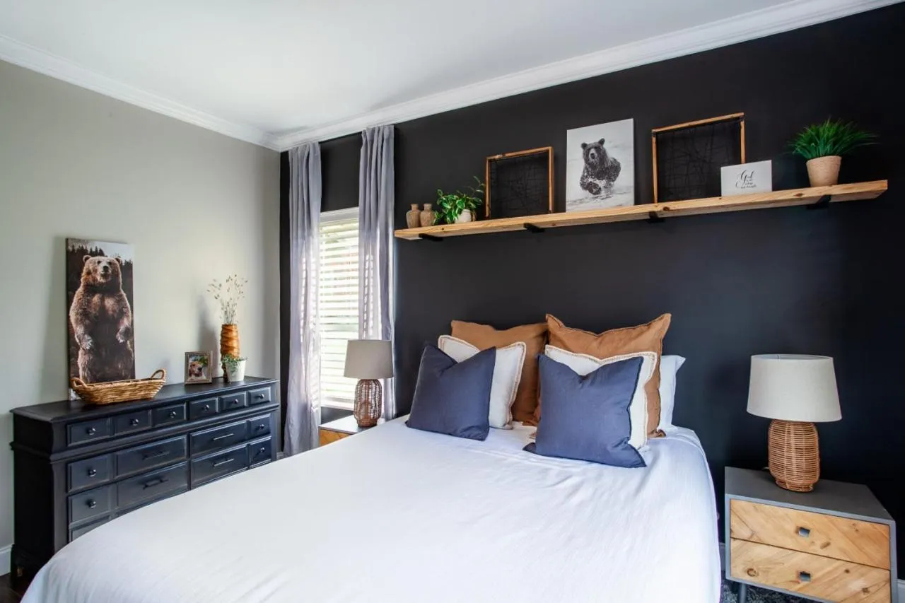 Bedroom, Bed in Elegant End Condo Fireplace Community Amenities