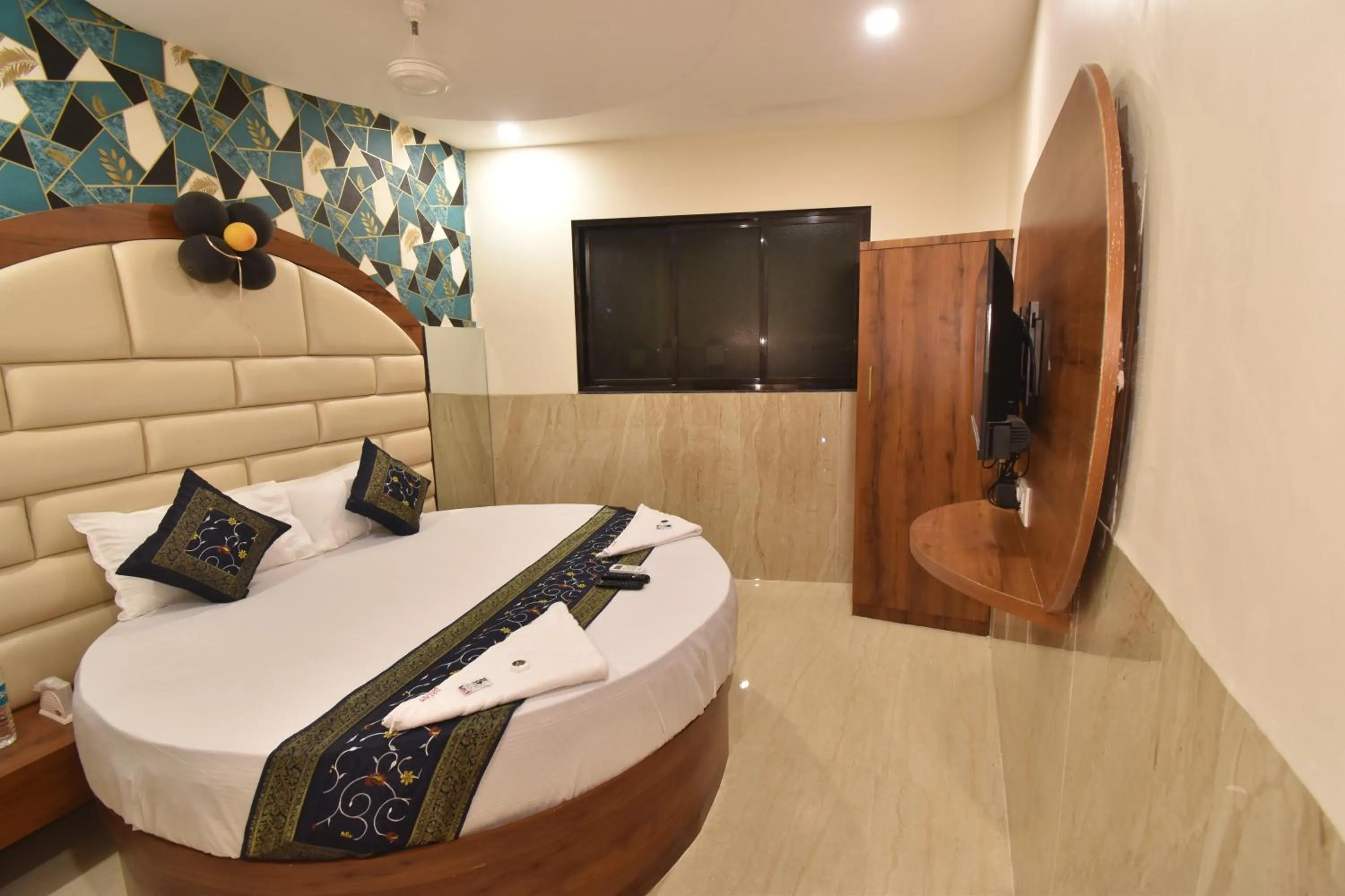 Communal lounge/ TV room in Hotel Dream Palace Residency - Near to US Embassy Bkc Mumbai