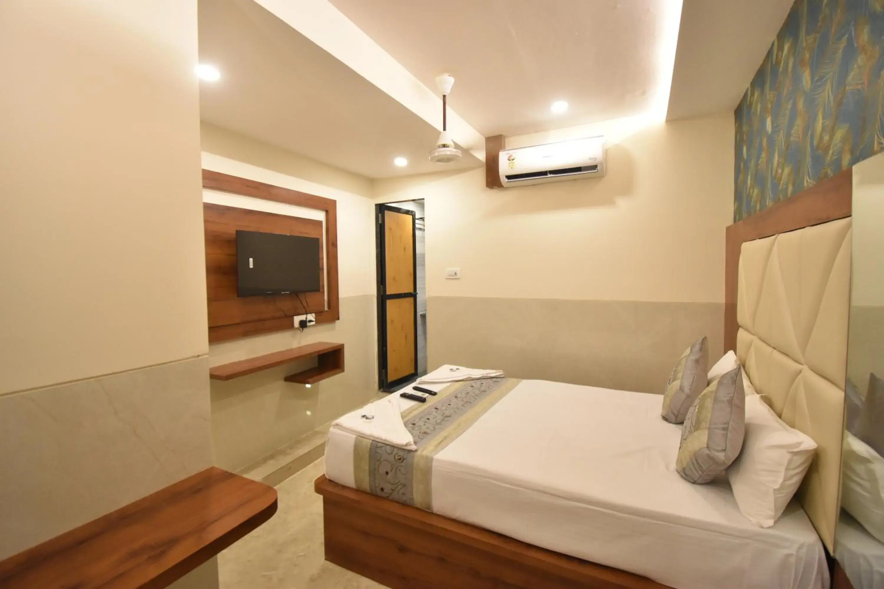 Superior King Room in Hotel Dream Palace Residency - Near to US Embassy Bkc Mumbai Superior King Room in Hotel Dream Palace Residency - Near to US Embassy Bkc Mumbai