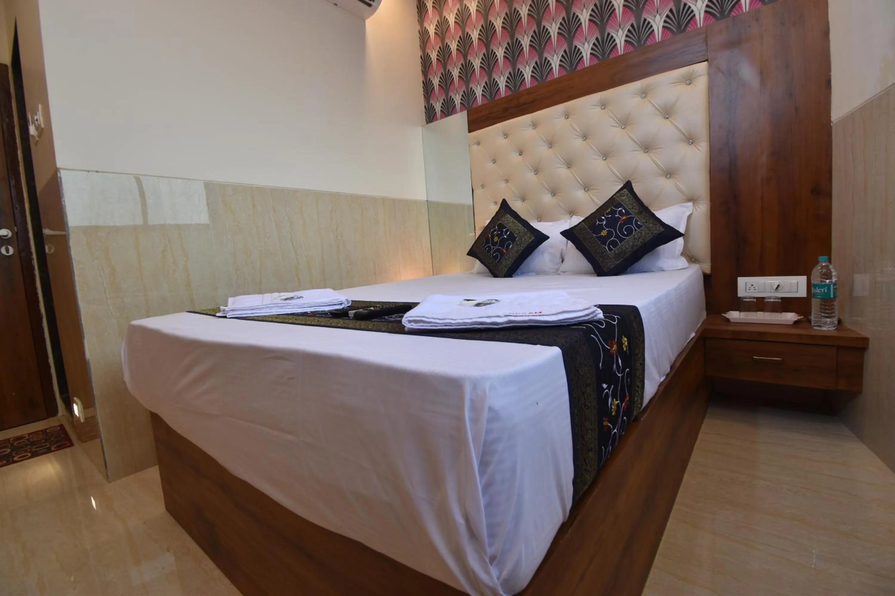 Bed in Hotel Dream Palace Residency - Near to US Embassy Bkc Mumbai