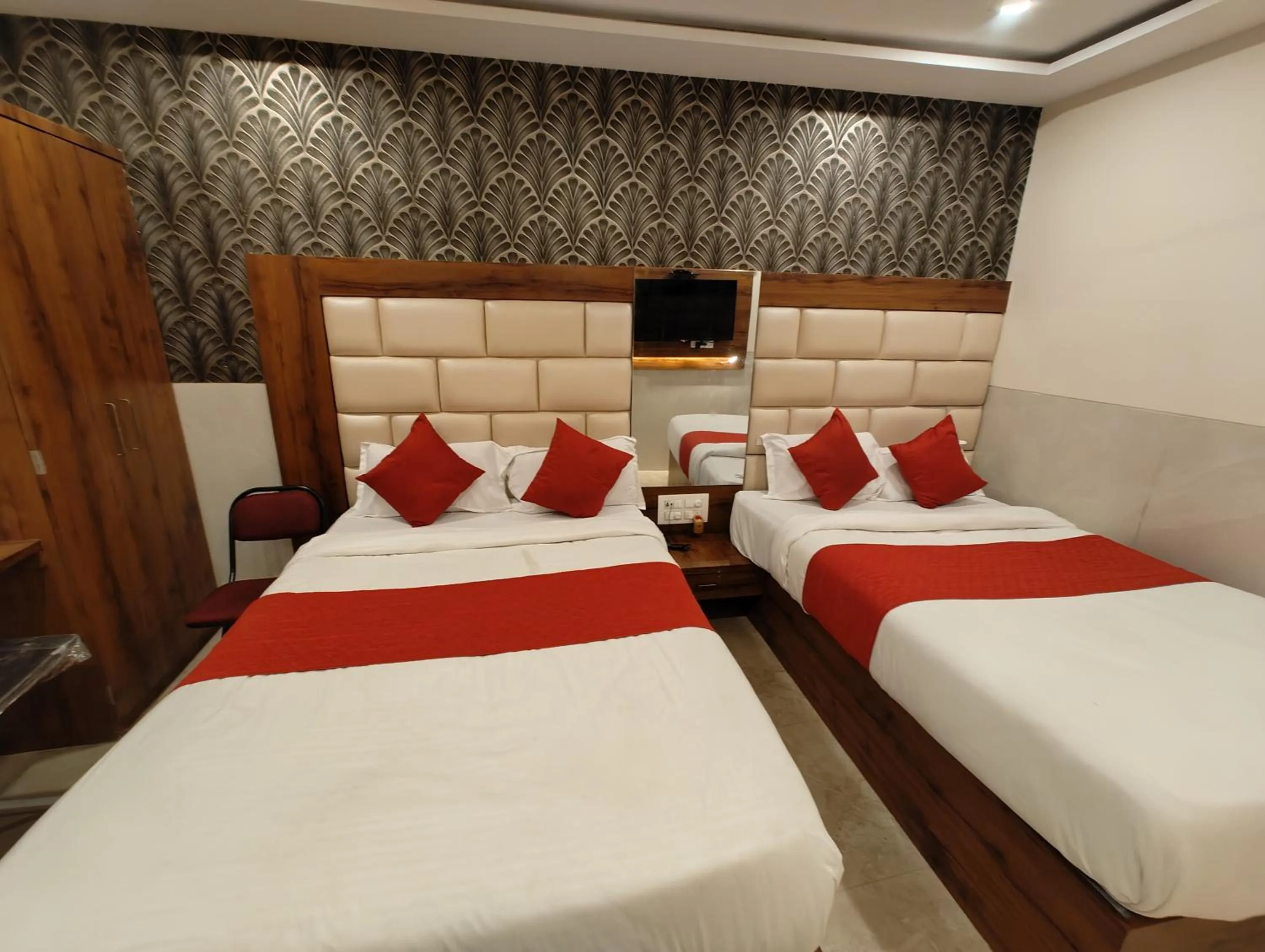 TV and multimedia, Bed in Hotel Dream Palace Residency - Near to US Embassy Bkc Mumbai