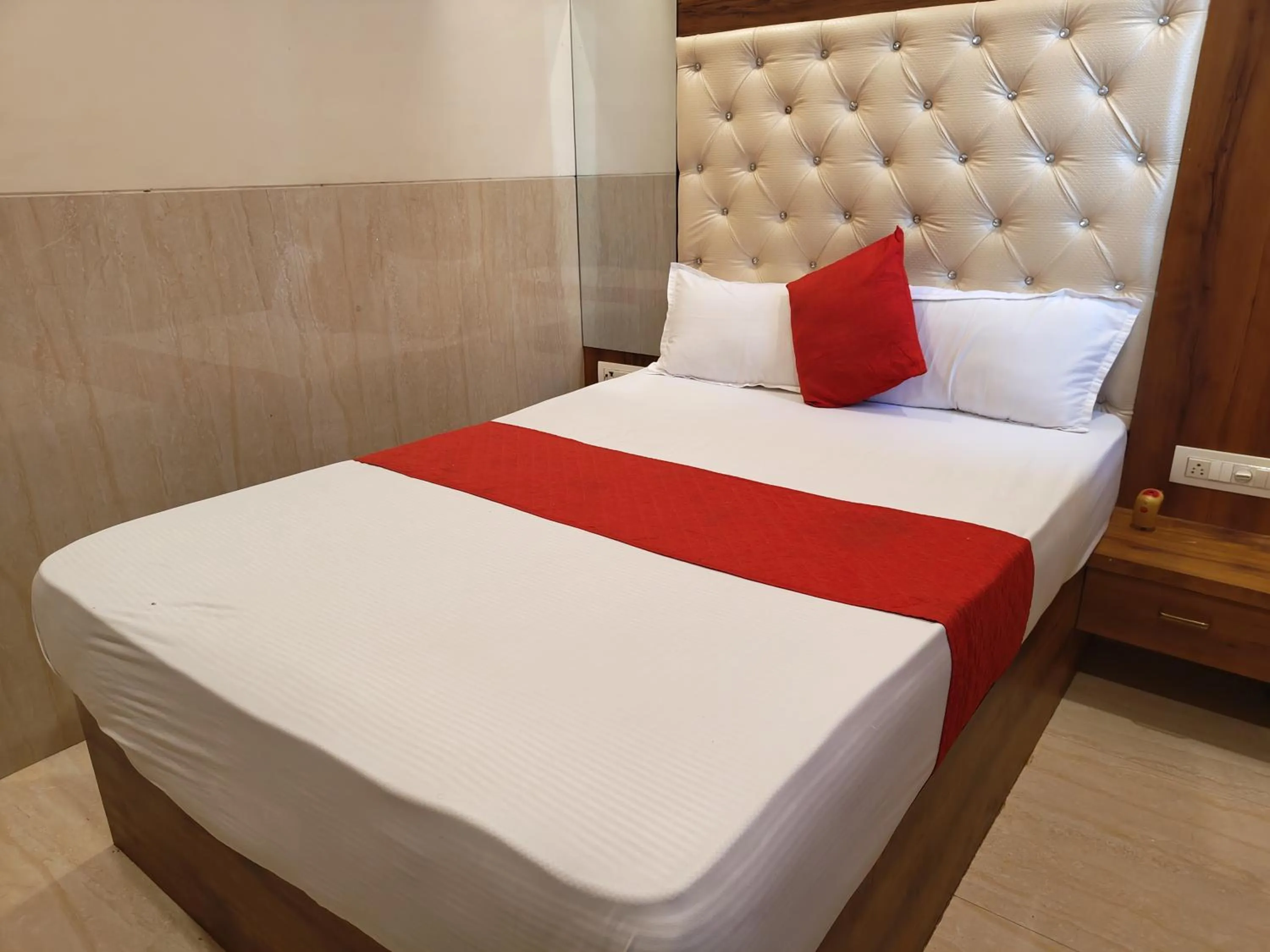 Bed in Hotel Dream Palace Residency - Near to US Embassy Bkc Mumbai