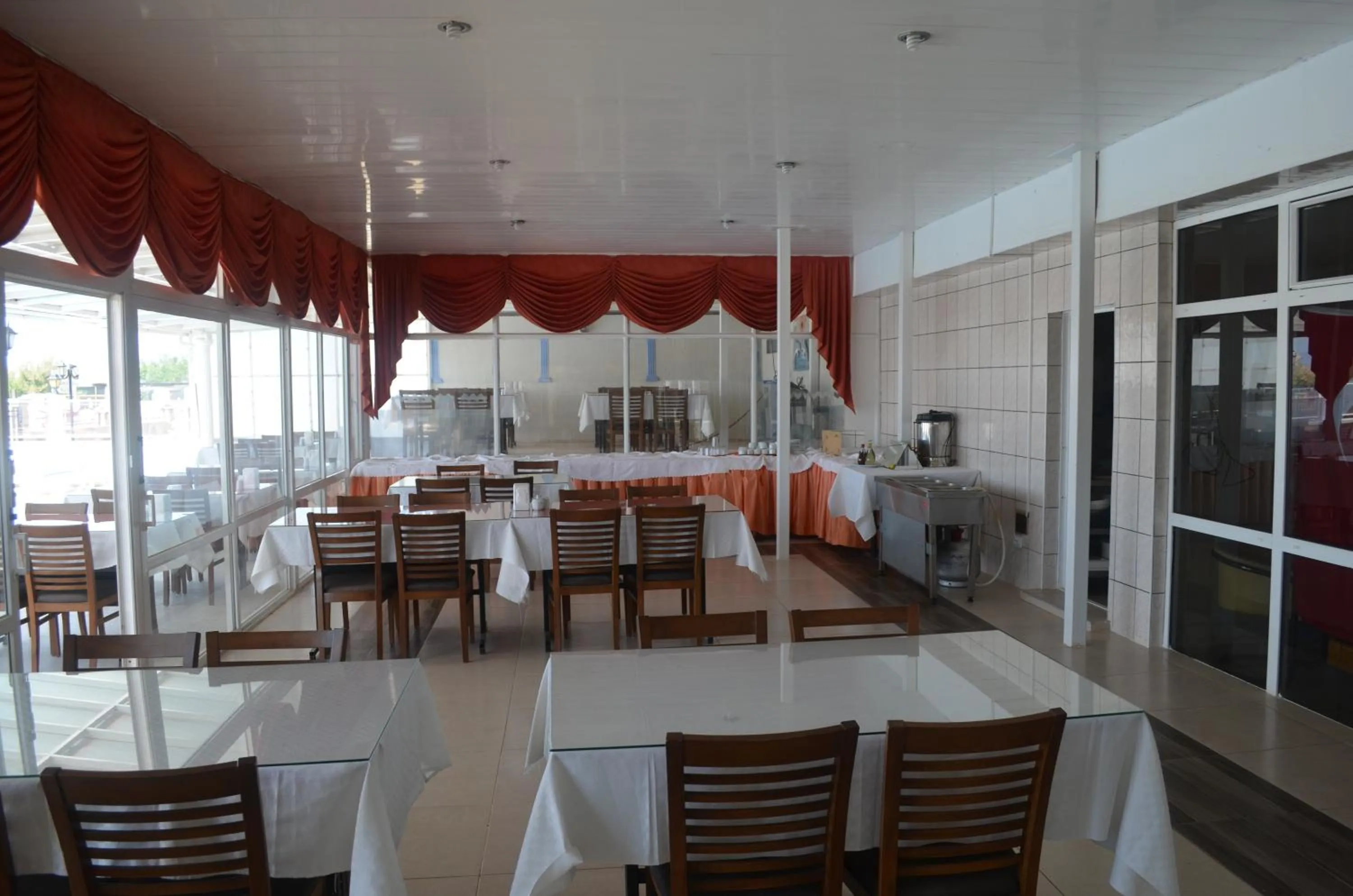 Restaurant/places to eat in Yasmin Hotel